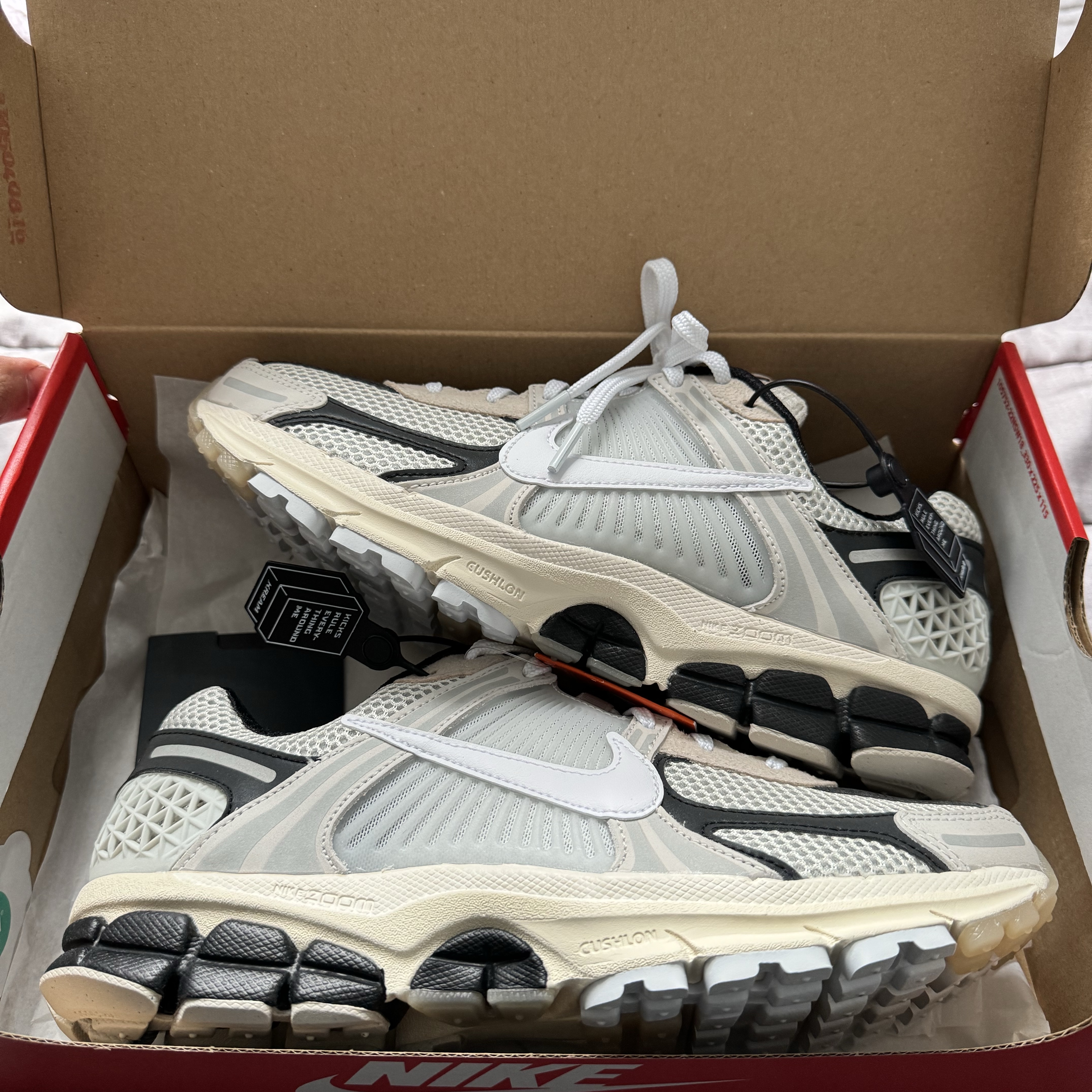 Nike Zoom Vomero 5 Light Bone and Black 착용 스타일