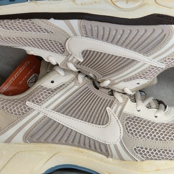 (W) Nike Zoom Vomero 5 Oatmeal 착용 스타일