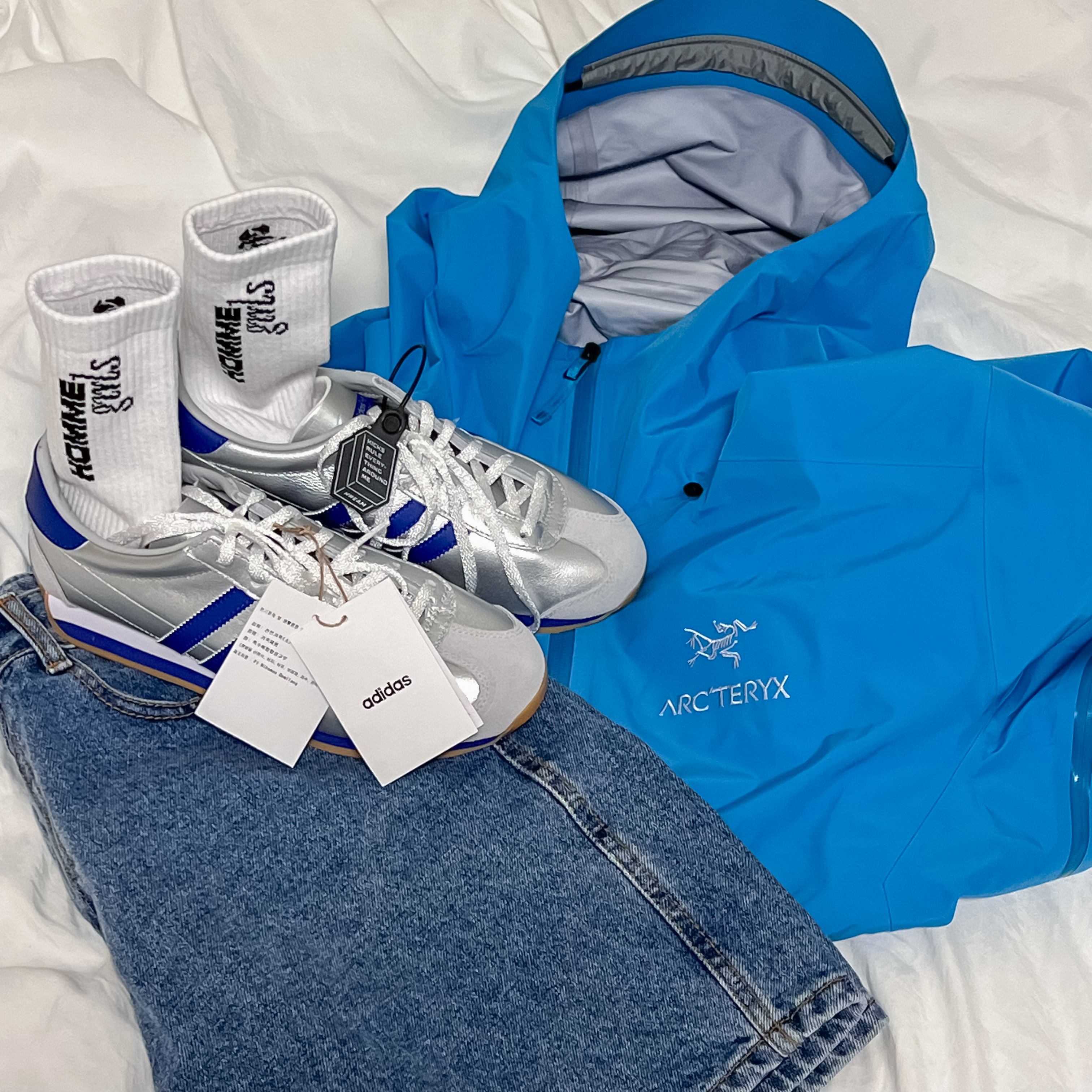 Arc'teryx Beta LT Jacket Blue Tetra, Adidas Country OG Matte Silver Bright Blue 착용 스타일 - 1