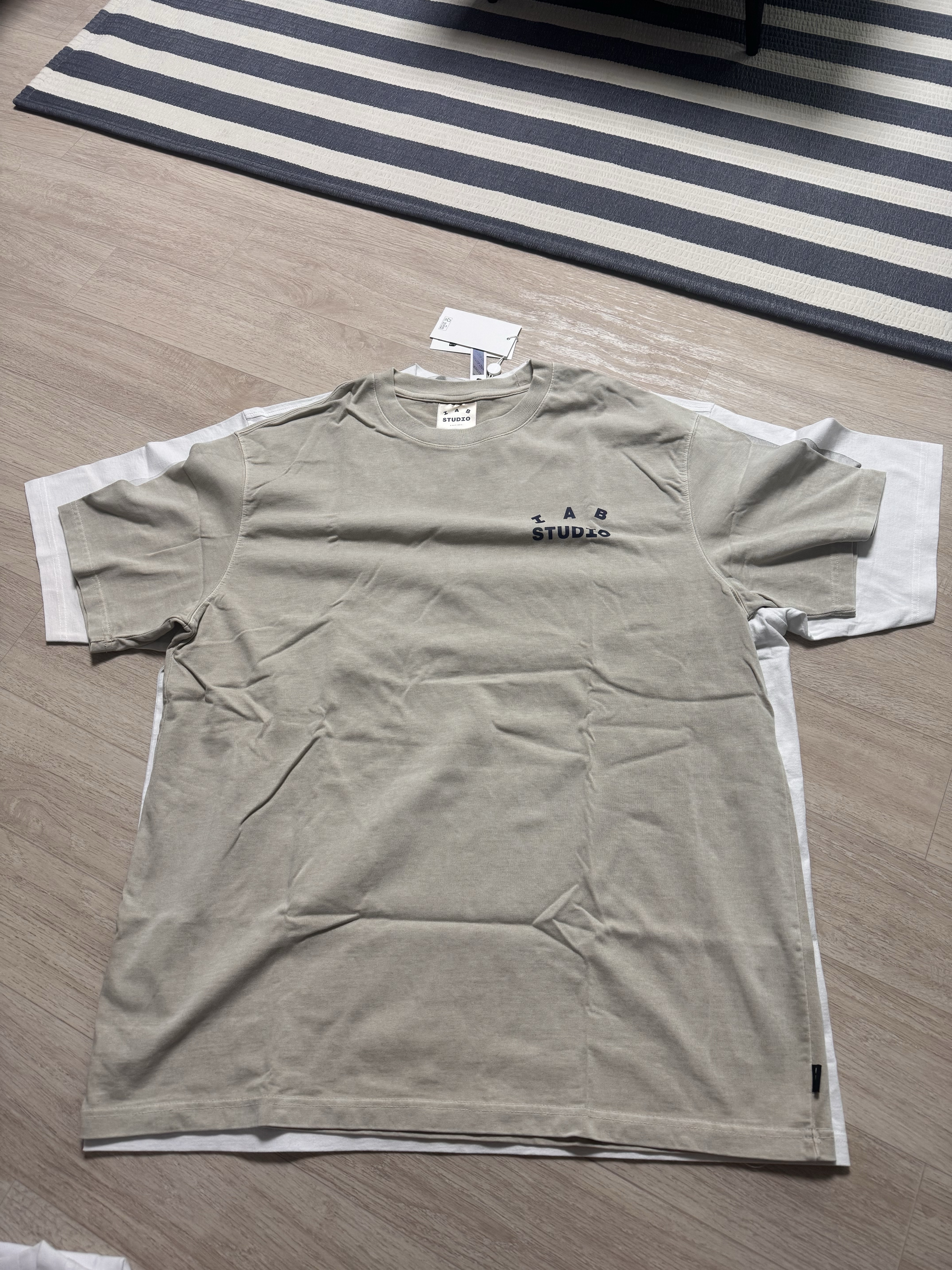 Supreme Play Dead T-Shirt White - 22FW, Supreme x MM6 Maison Margiela Box Logo T-Shirt White - 24SS 착용 스타일 - 5