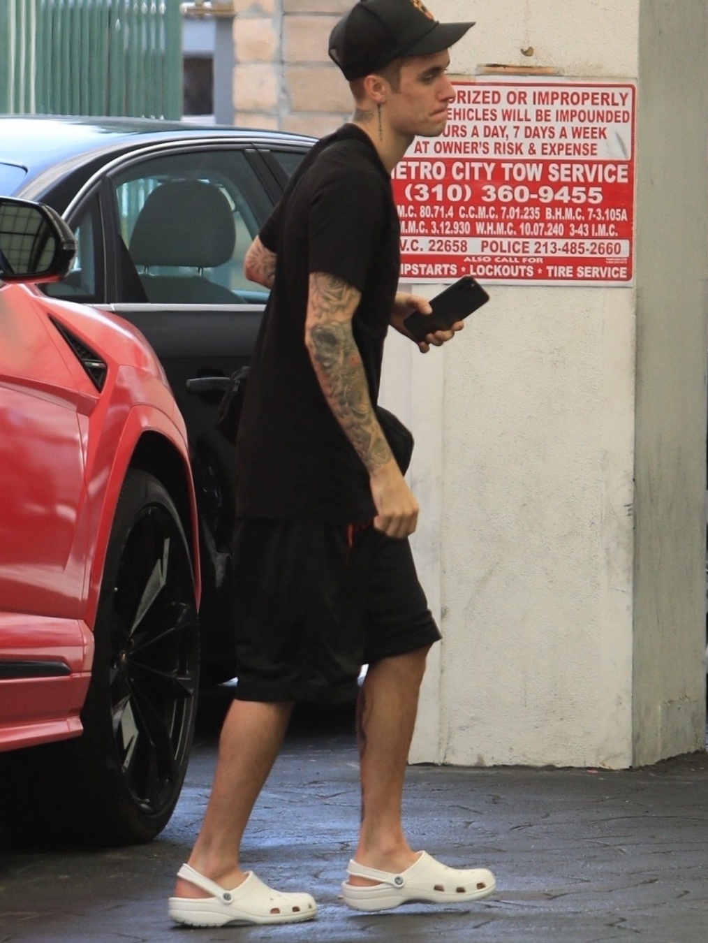 Crocs x Justin Bieber x Drew Classic Clog Canary, Crocs Classic Clog White 착용 스타일 - 4
