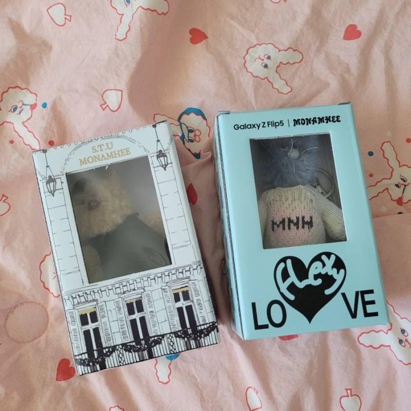 Monamhee x STU Coco Brown, Monamhee Love Flexy Keyring Blue 착용 스타일 - 2