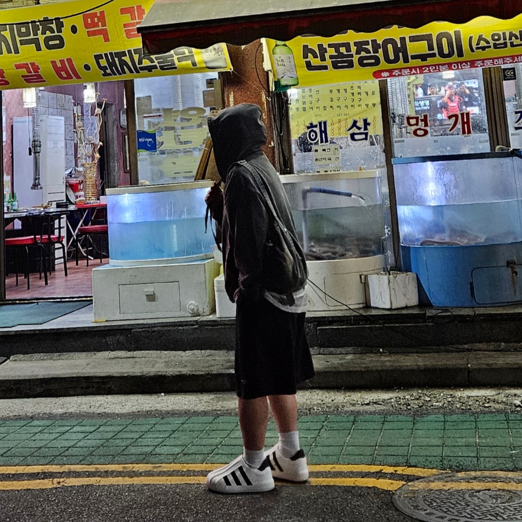 Undermycar Mu.04 Anti Fxxking Logo Play Oversized Sweat Shorts Black, Adidas Adifom Superstar Core White 착용 스타일
