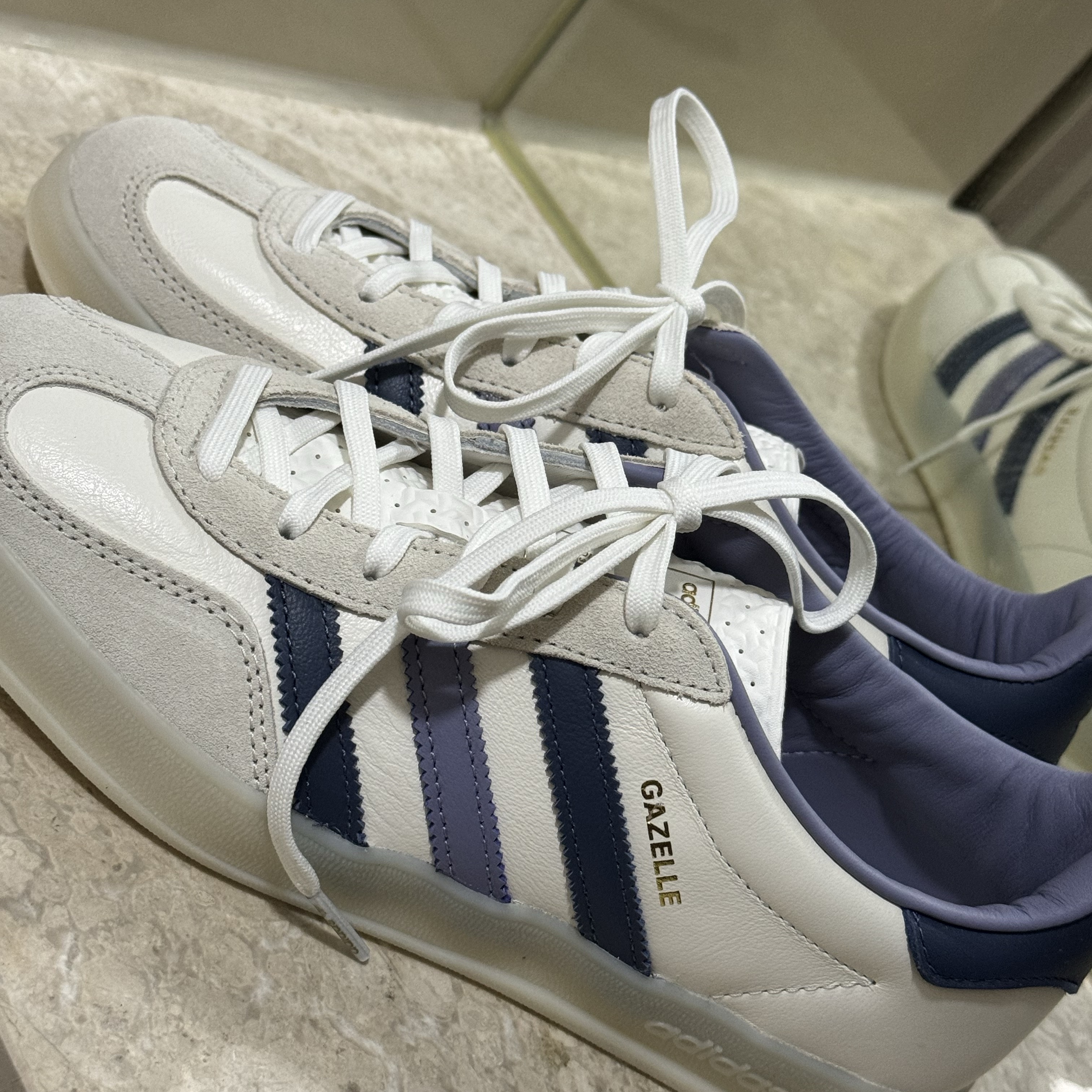 Adidas Gazelle Indoor Core White Preloved Ink 착용 스타일 - 3