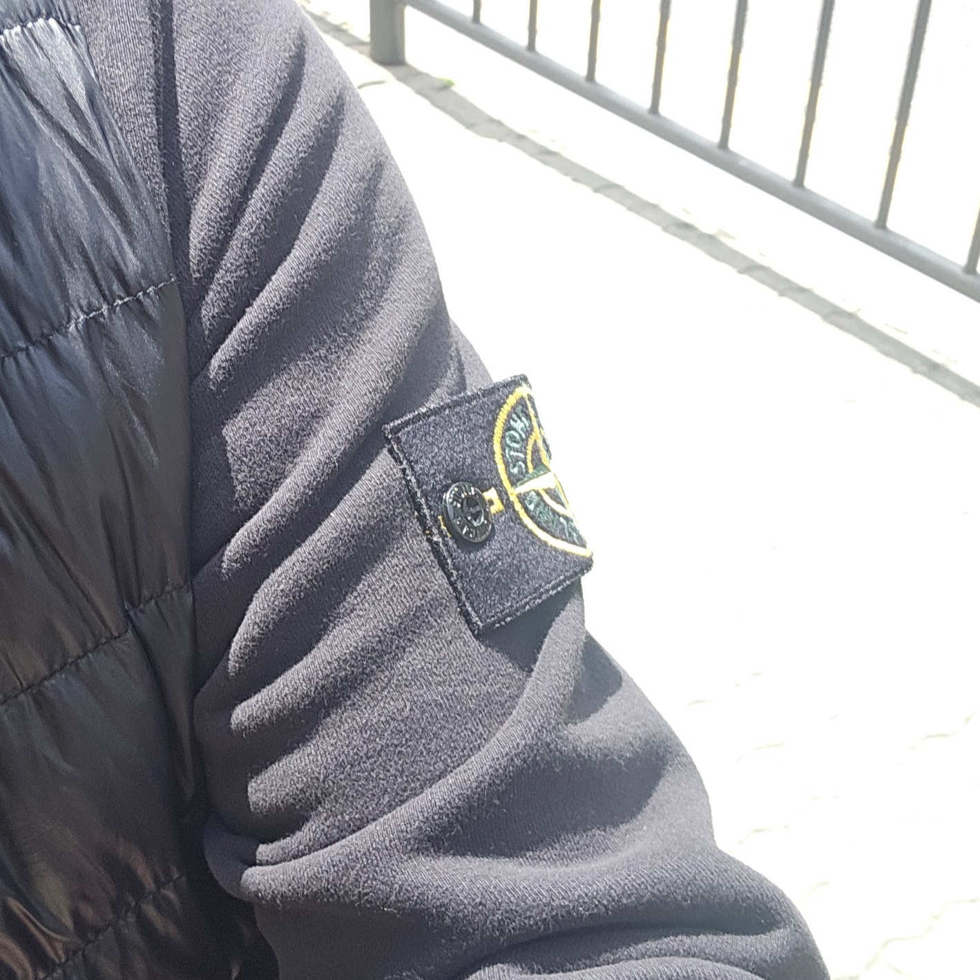 Stone Island 61620 Brushed Cotton Fleece Garment Dyed Full Zip Hooded Sweatshirt Black - 23FW 착용 스타일 - 1