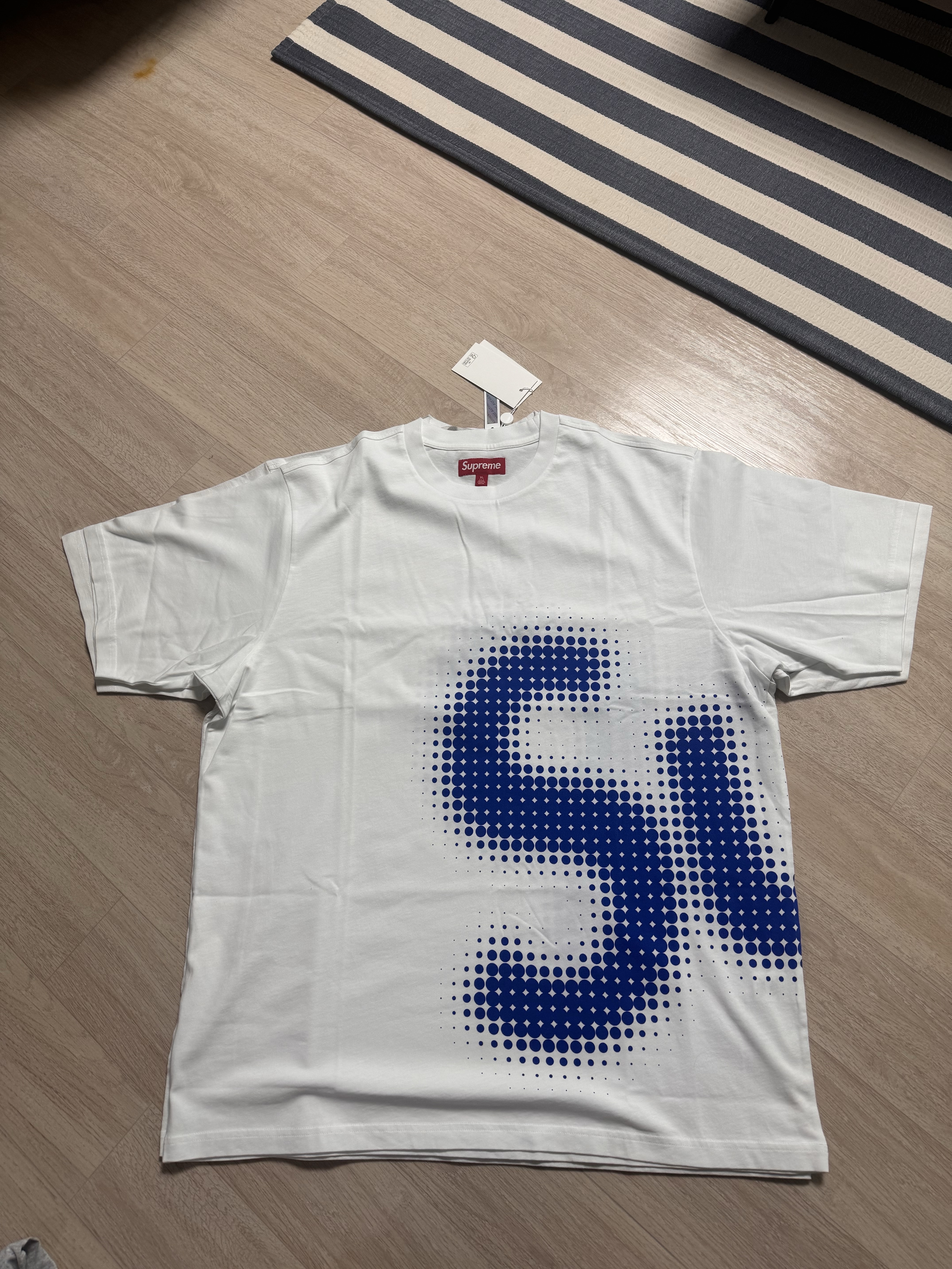 Supreme Play Dead T-Shirt White - 22FW, Supreme x MM6 Maison Margiela Box Logo T-Shirt White - 24SS 착용 스타일 - 2