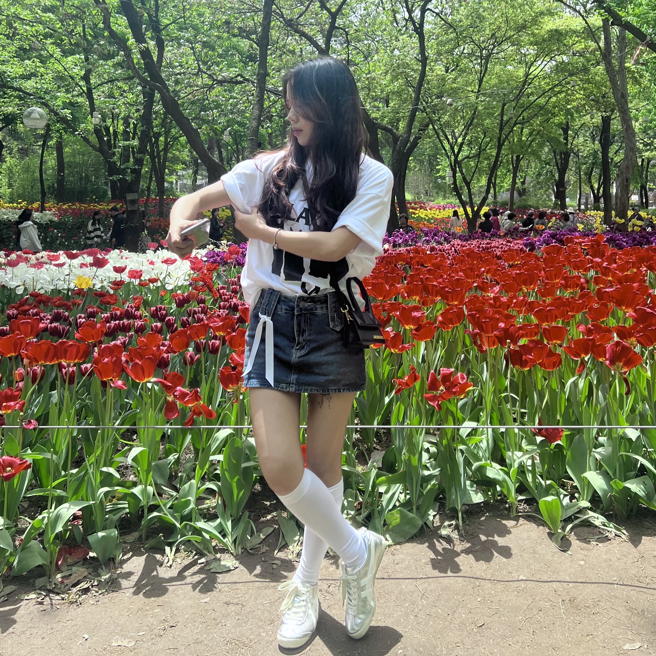Onitsuka Tiger Mexico 66 White Silver, Jacquemus Le Chiquito Signature Leather Mini Handbag Black 착용 스타일 - 3