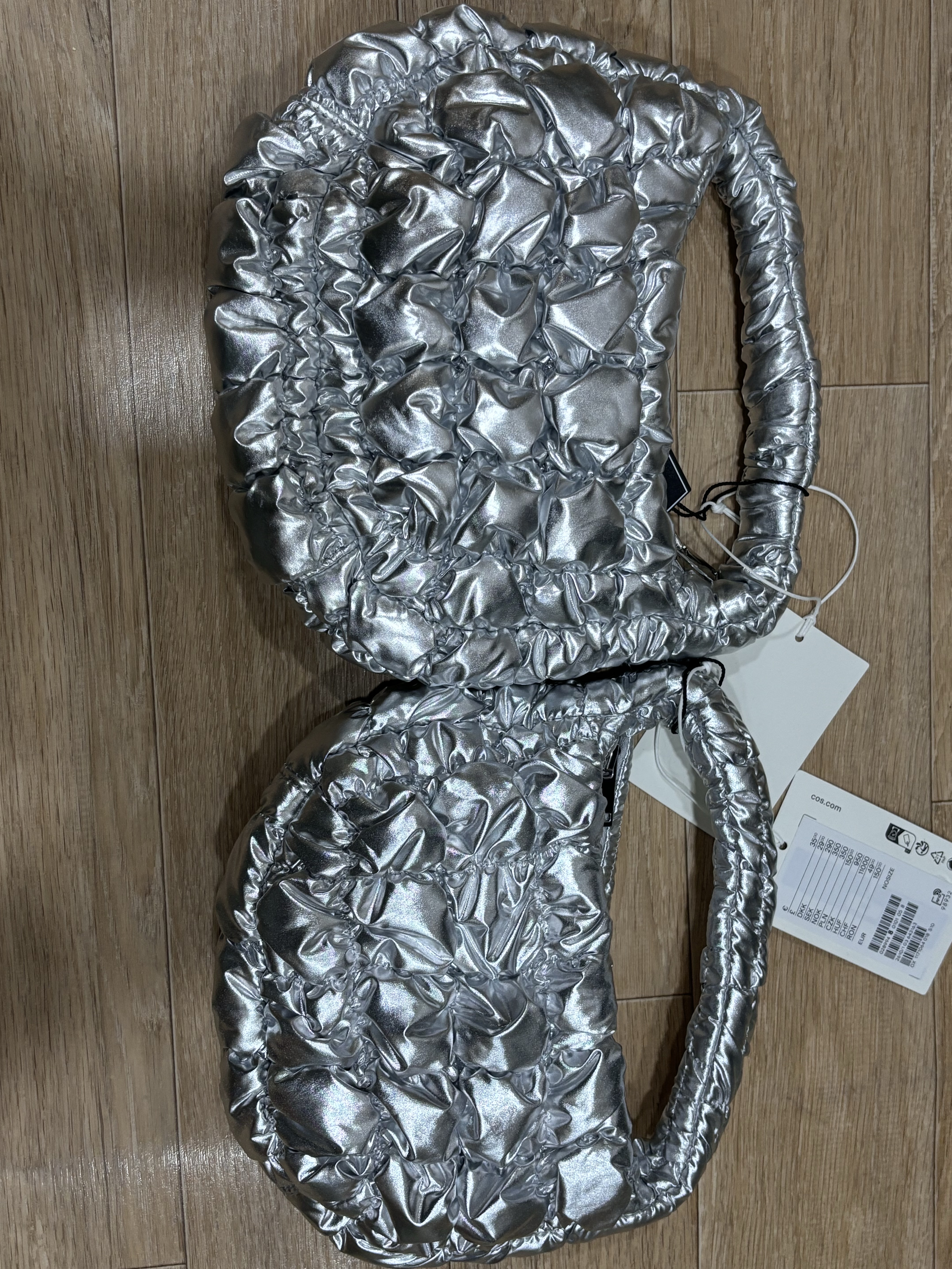 COS Quilted Micro Bag Silver 착용 스타일 - 1