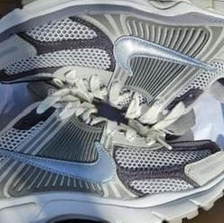 Nike Zoom Vomero 5 PRM Light Iron Ore and Flat Fewter 착용 스타일