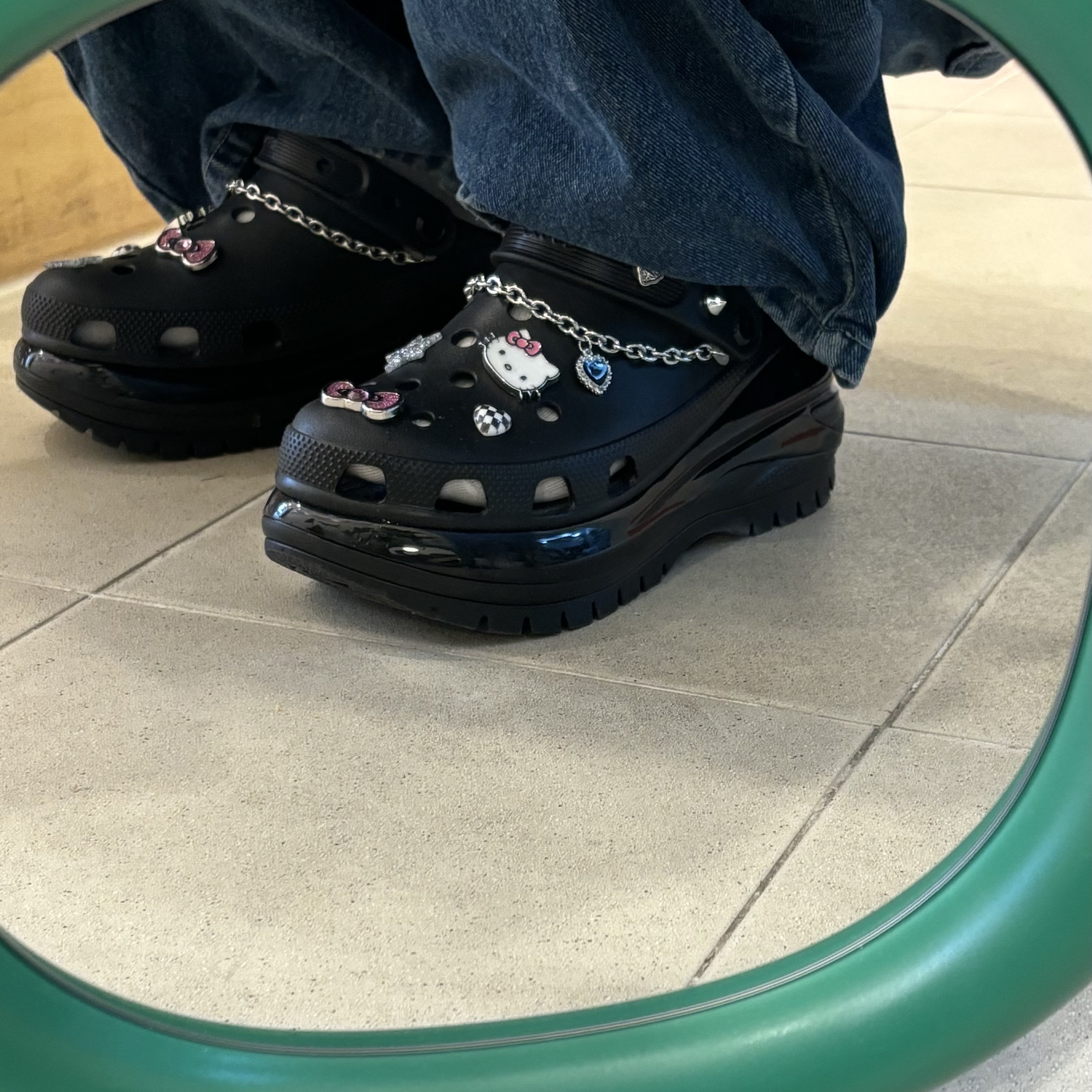 (W) Crocs Classic Mega Crush Clog Black 착용 스타일