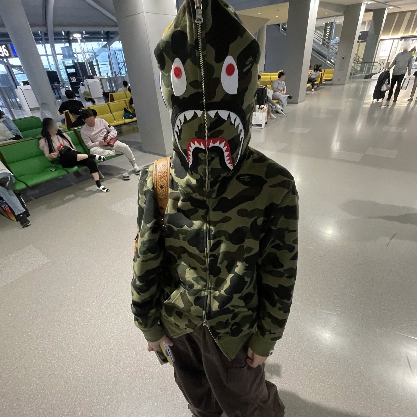 BAPE 1st Camo Shark Full Zip Hoodie Army Green 착용 스타일 - 1