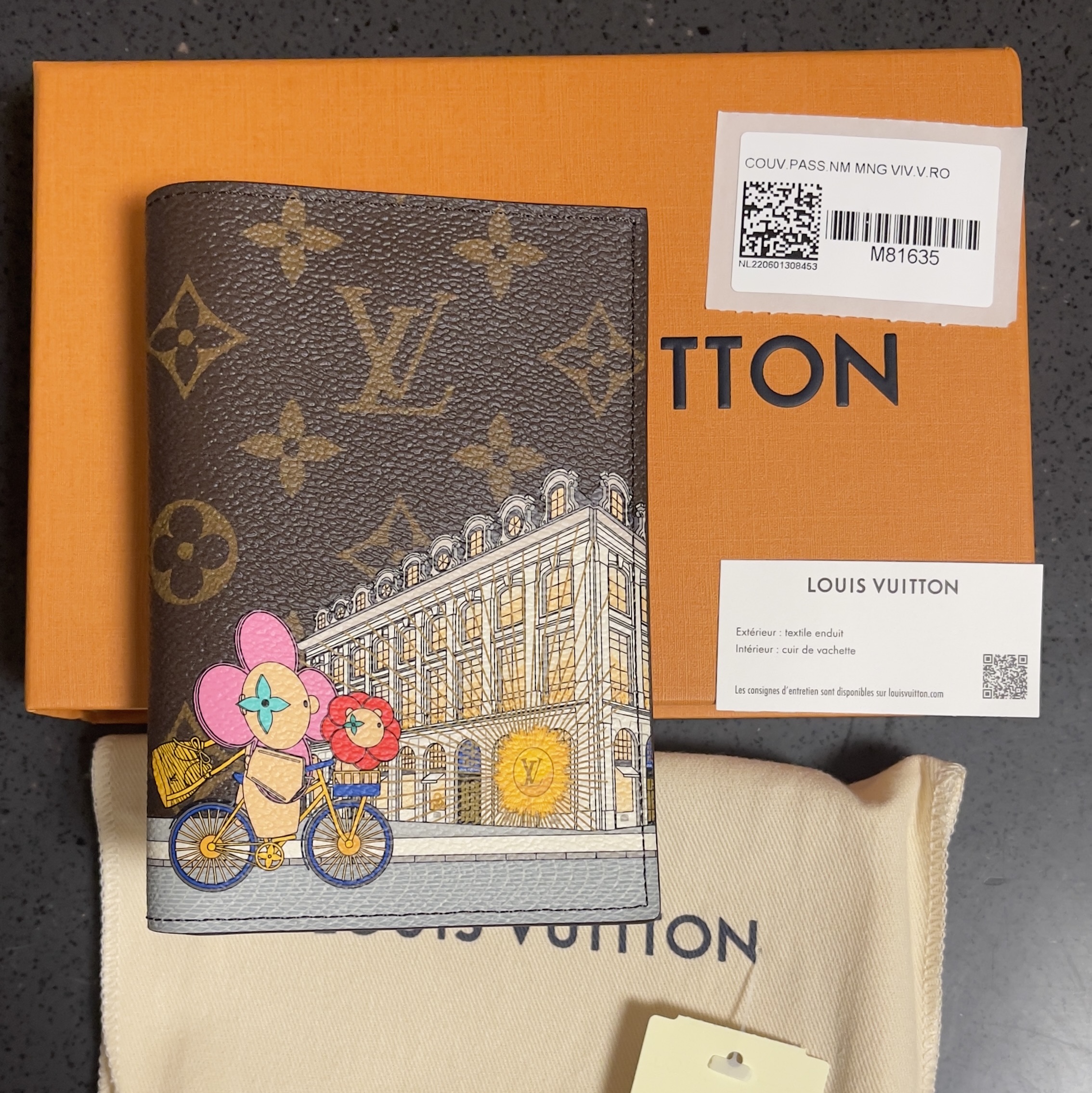 Louis Vuitton Vivienne Holiday Passport Cover Monogram Pink 착용 스타일