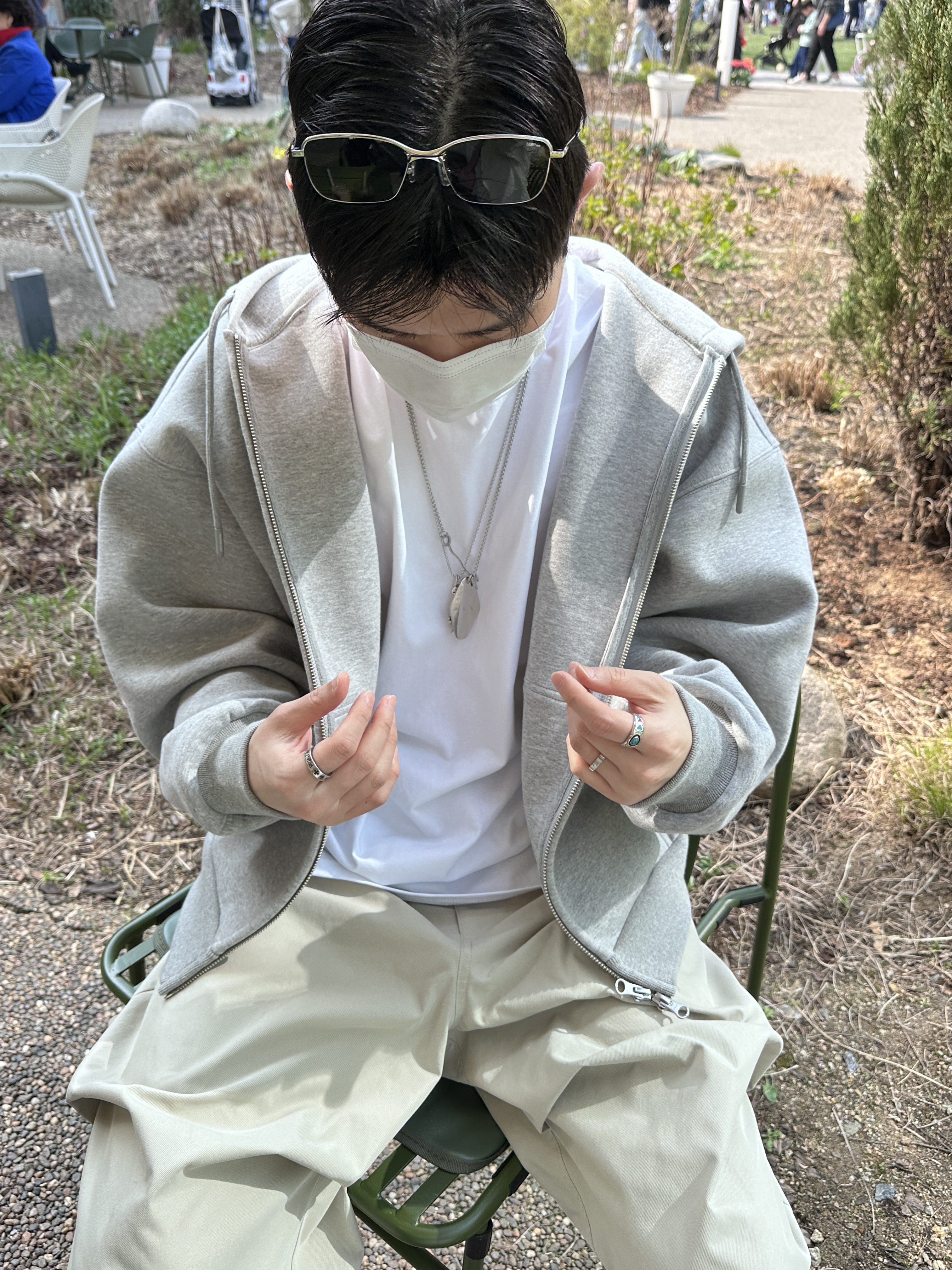 Nonnod Scuba Zip Hoodie Grey, Nonnod Alpine Carpenter Shorts Beige 착용 스타일 - 1