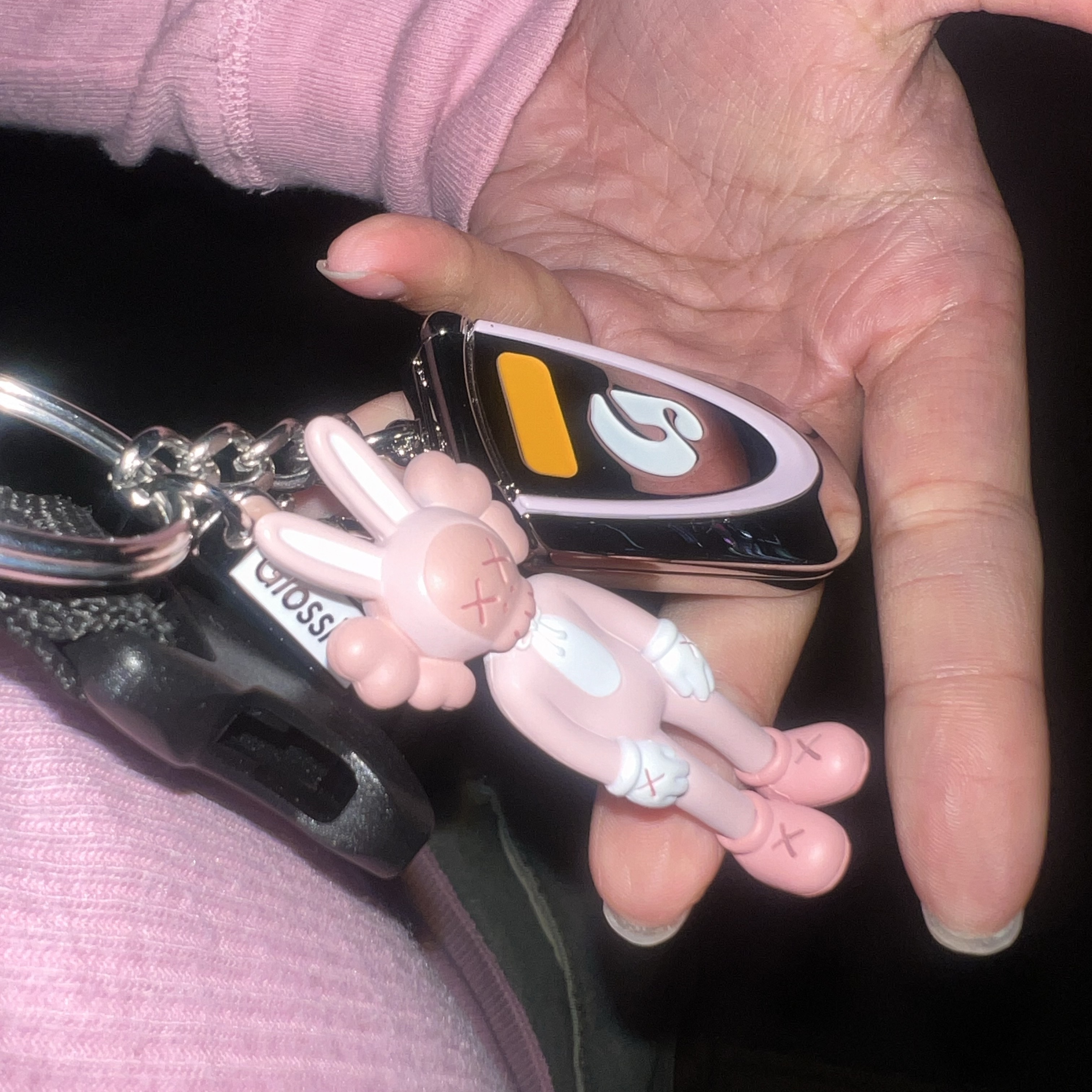 Kaws Tokyo First Accomplice Keychain Pink, Glossier Cell Phone Keychain - LA Exclusive 착용 스타일