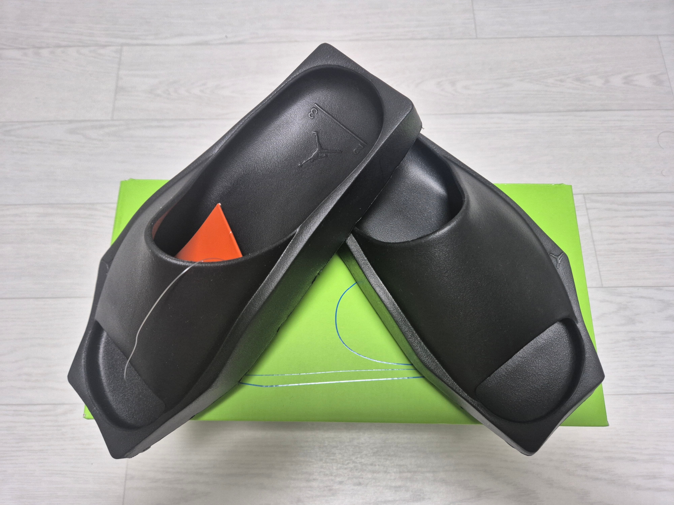 (W) Jordan Hex Slide Black 착용 스타일 - 2