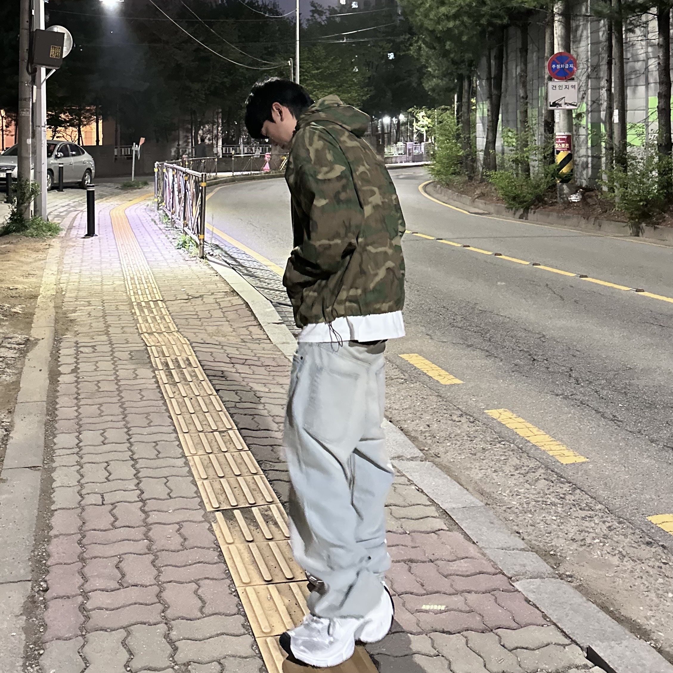 Balenciaga 10XL Sneakers White Grey Silver Black 착용 스타일 - 2