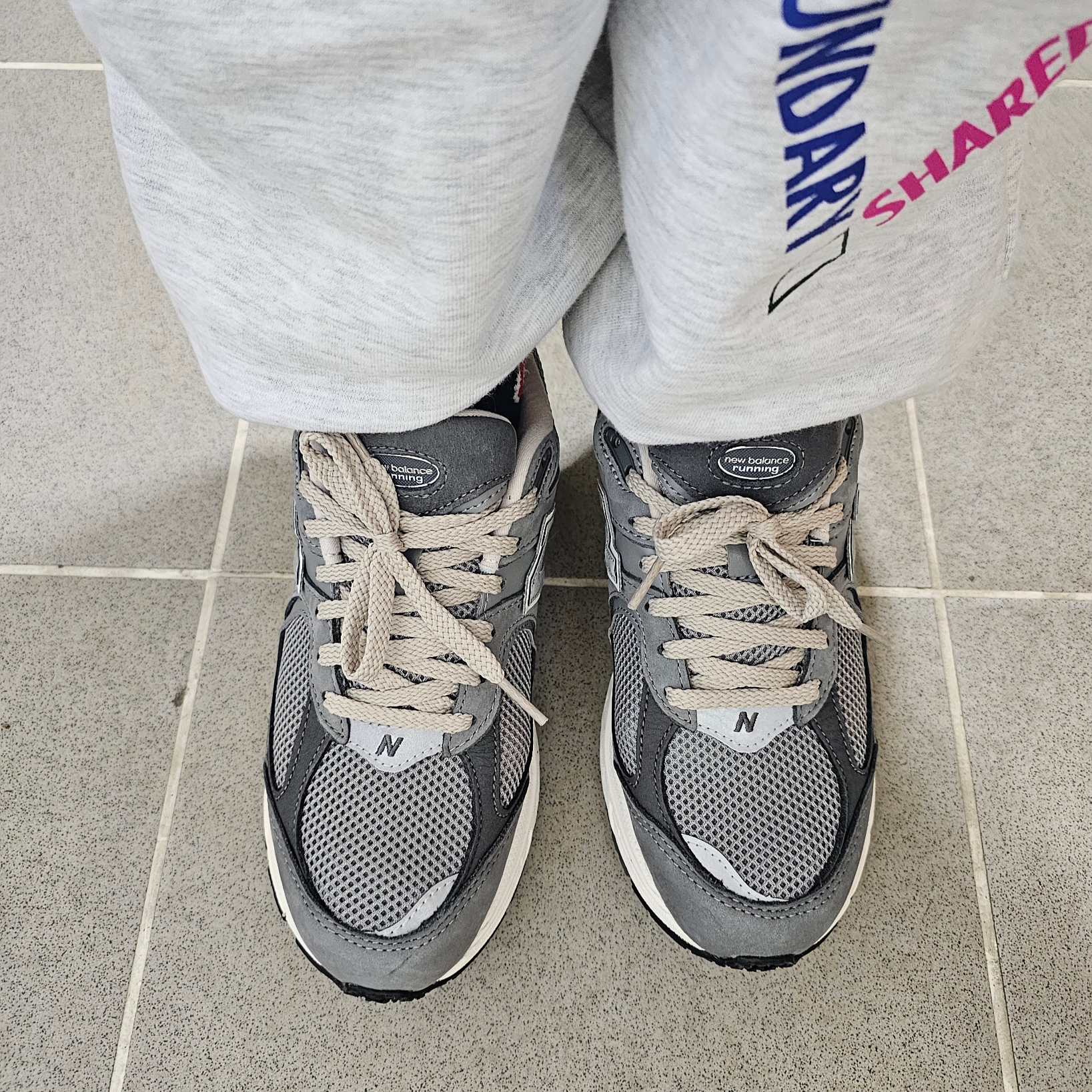 New Balance 2002R Premium Vintage Grey 착용 스타일
