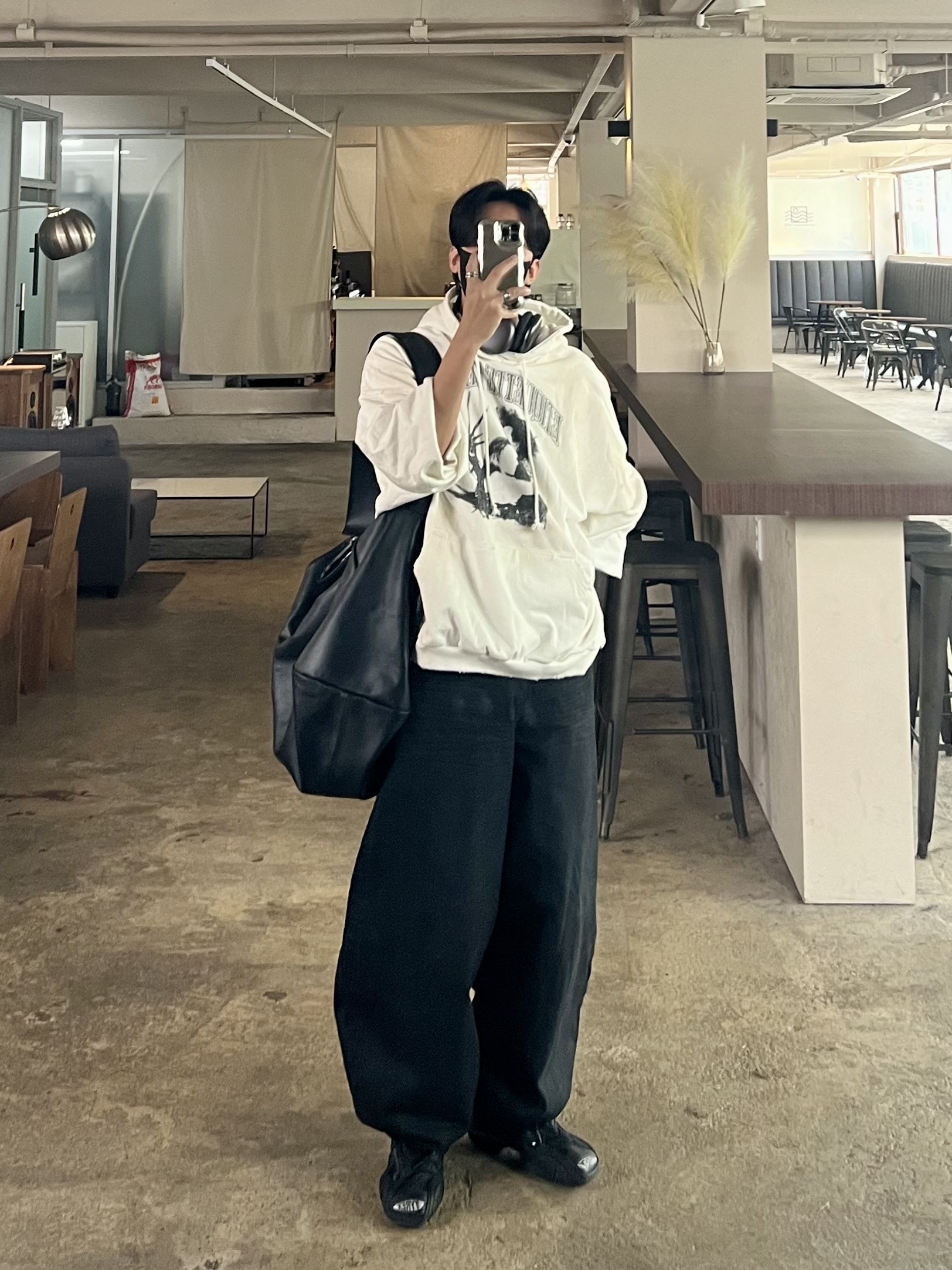 Project G/R x Atmos Etiquette Lesson Vintage Washed Hoodie White, Balenciaga Tyrex Sneakers Black 착용 스타일