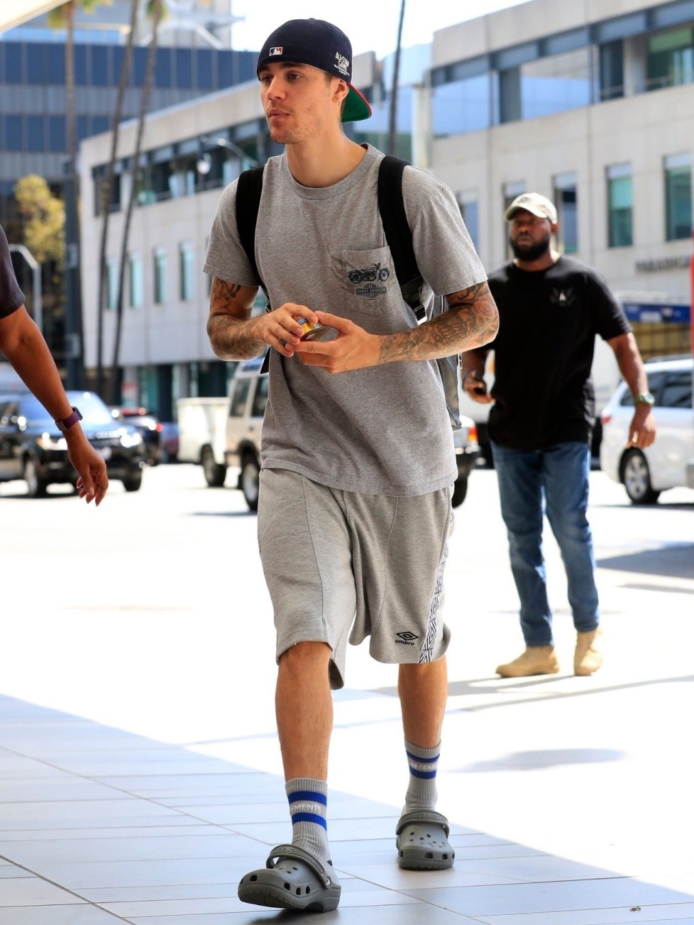 Crocs x Justin Bieber x Drew Classic Clog Canary, Crocs Classic Clog White 착용 스타일 - 7