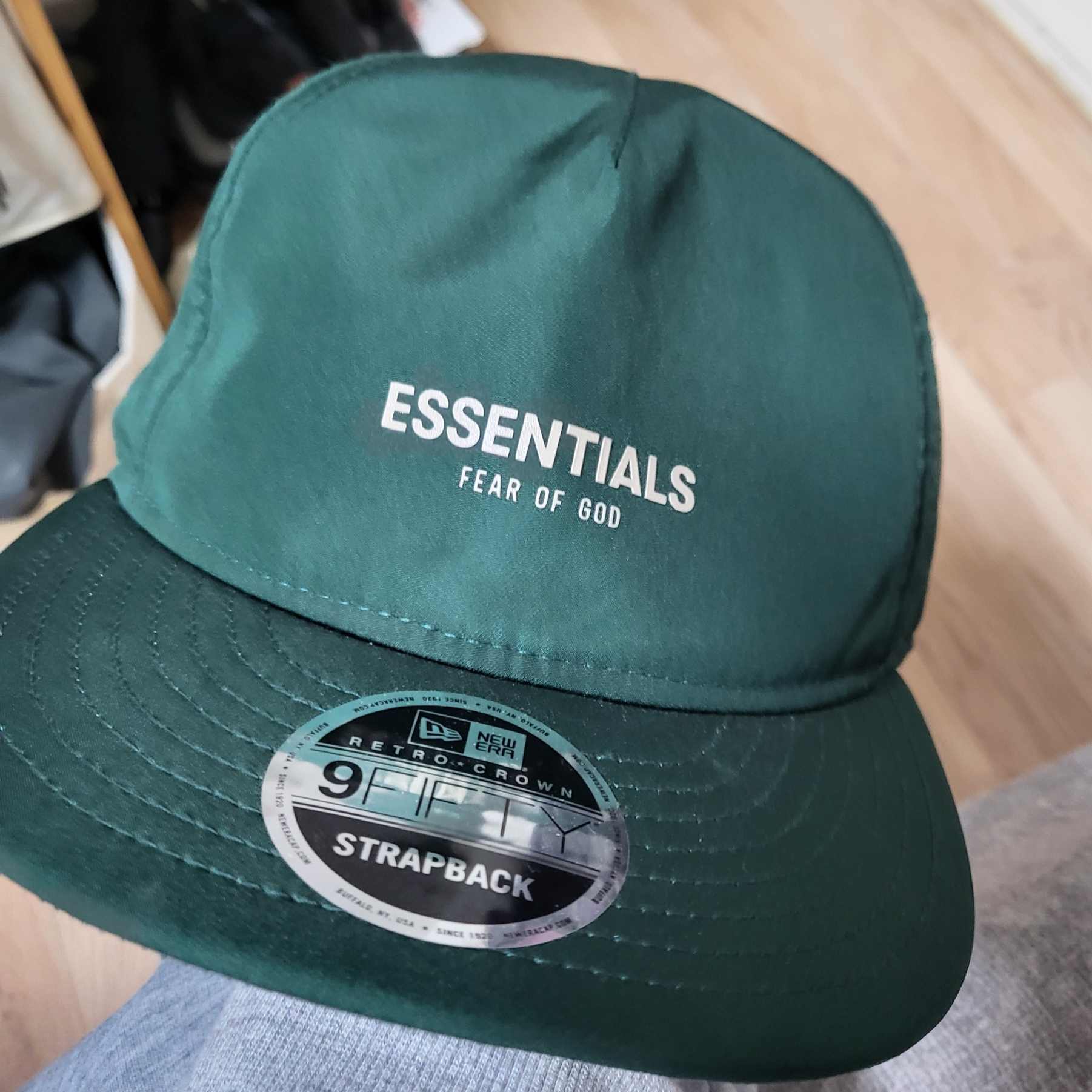Essentials x New Era Retro Crown Strapback Dark Green 착용 스타일
