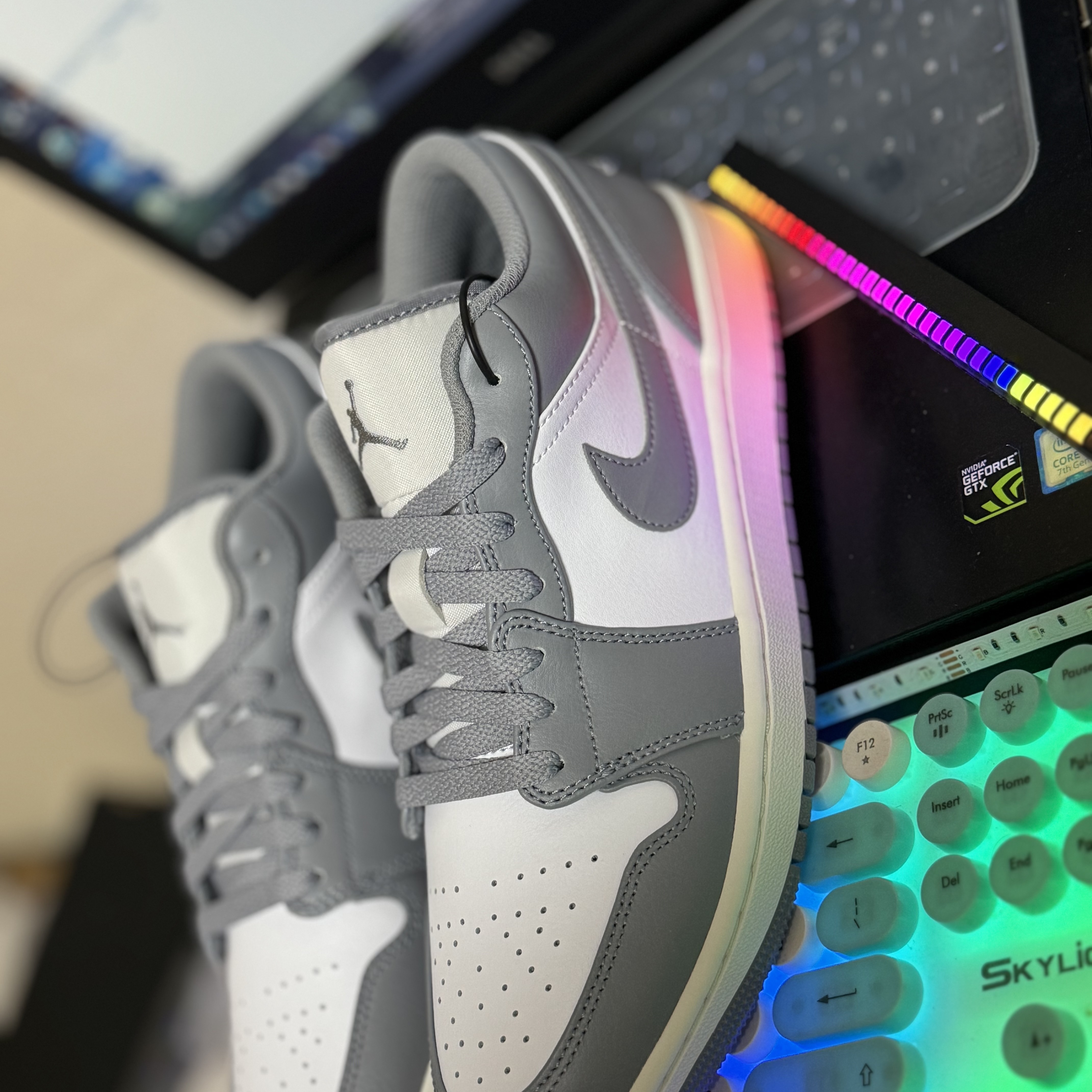 Jordan 1 Low Stealth and White 착용 스타일 - 2