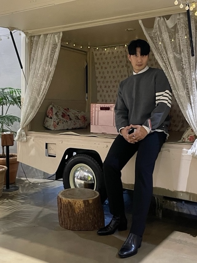Saint Laurent Wyatt Chelsea Boots in Smooth Leather Black, Thom Browne Milano Stitch 4-Bar Crewneck Pullover Knit Medium Grey 착용 스타일