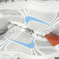 Nike Zoom Vomero 5 Photon Dust and University Blue 착용 스타일