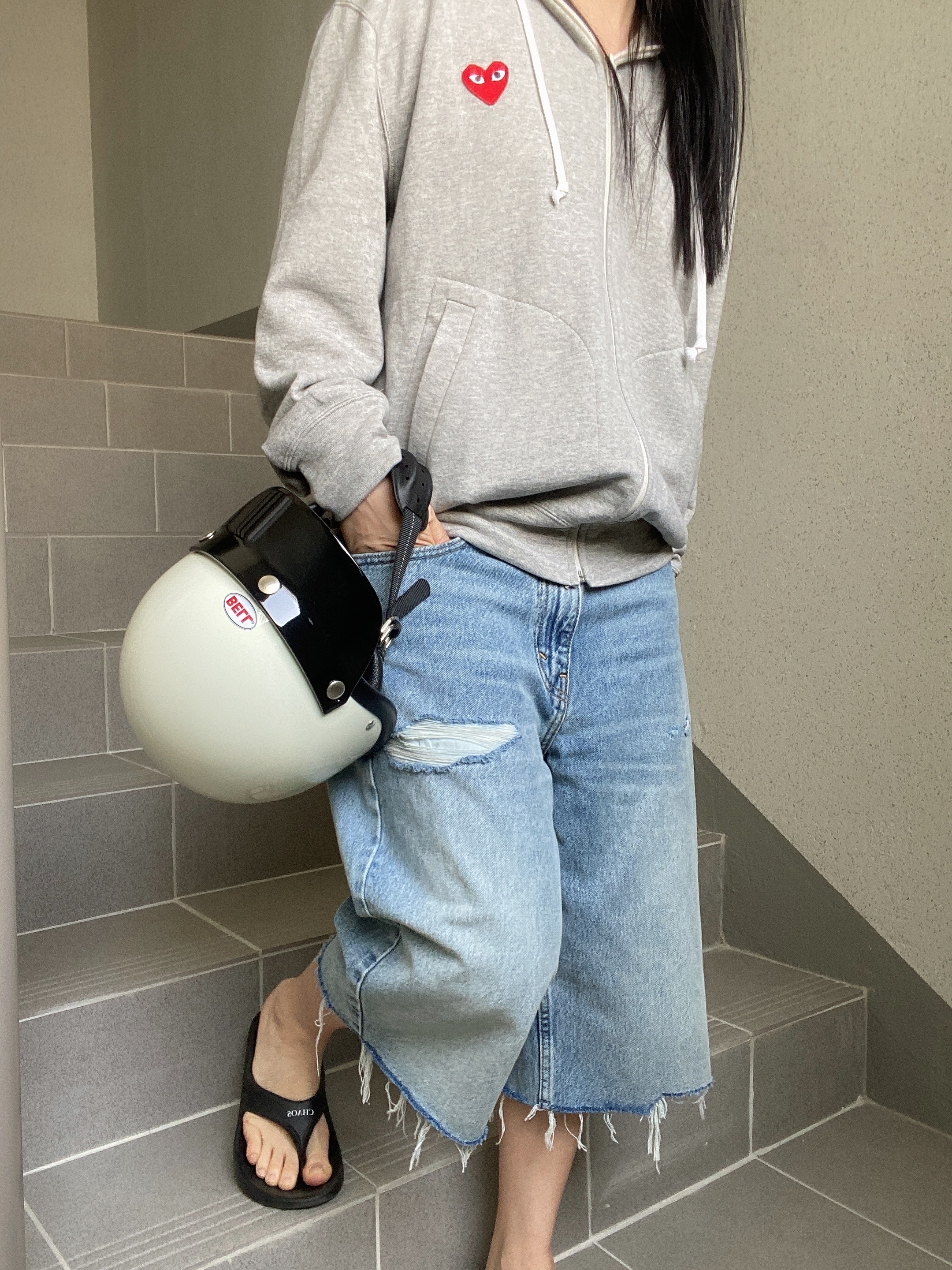 Oofos x Undercover Filp Flop Black, Play Comme des Garcons Red Heart Zip Hooded Sweatshirt Grey 착용 스타일 - 3