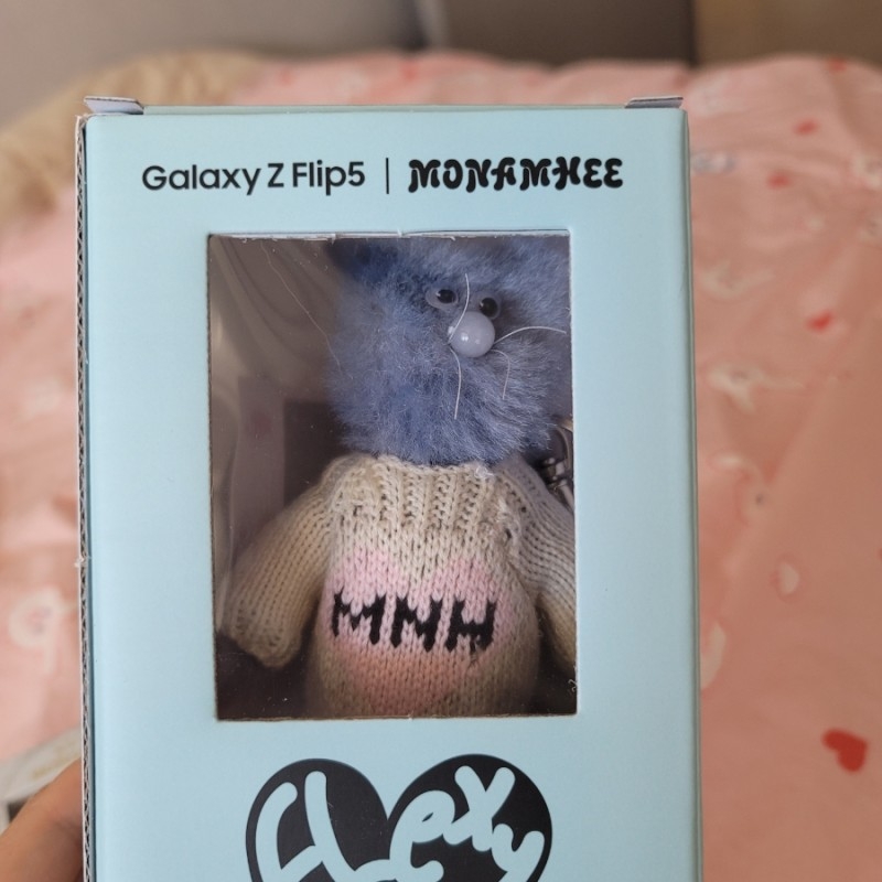Monamhee x STU Coco Brown, Monamhee Love Flexy Keyring Blue 착용 스타일 - 3