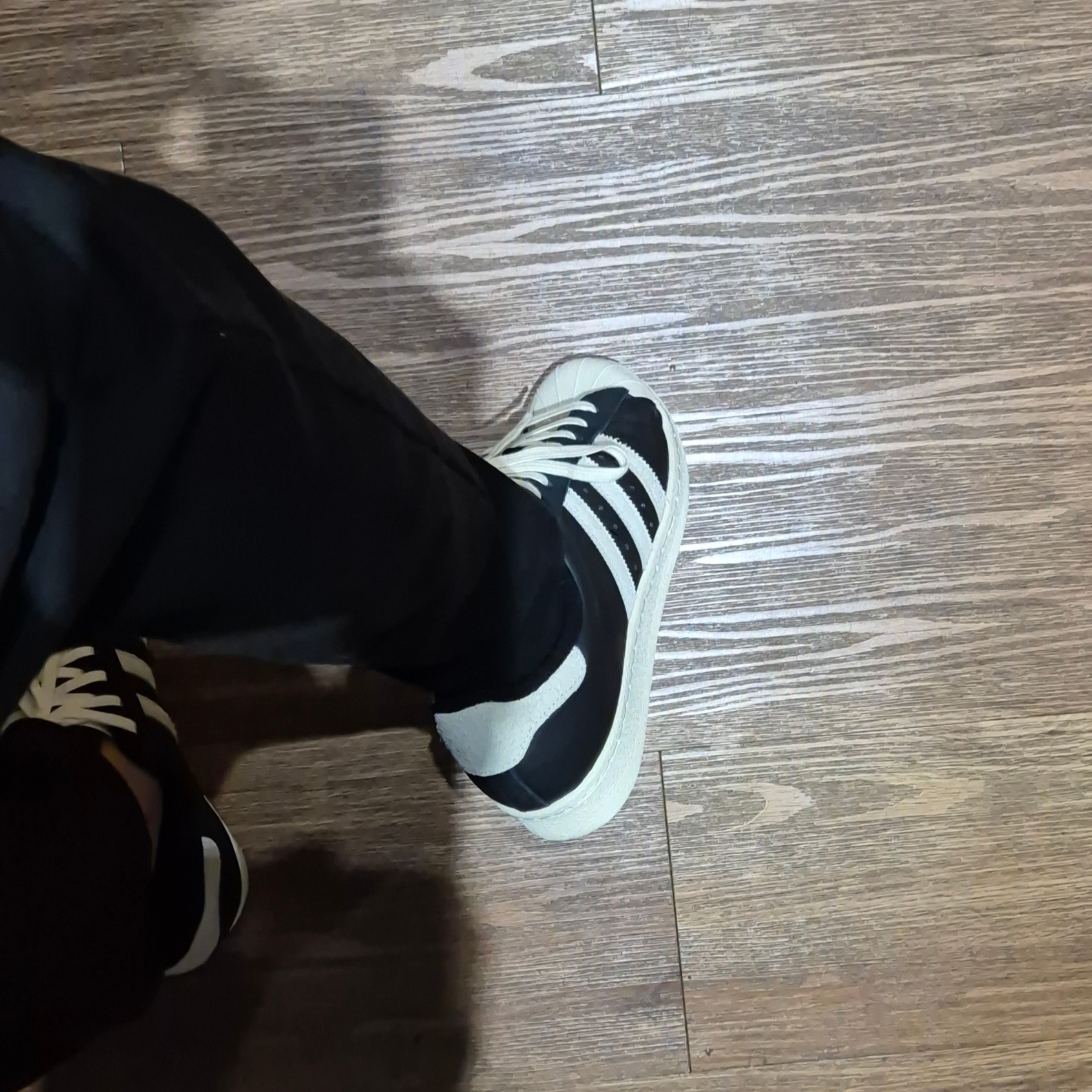 Adidas Superstar 82 Black White 착용 스타일 - 2