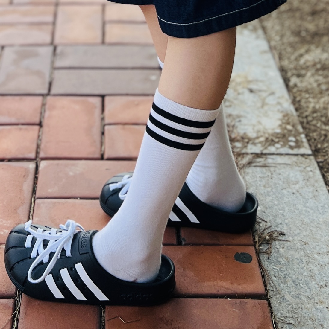Adidas Adilette Clog Black White 착용 스타일 - 2
