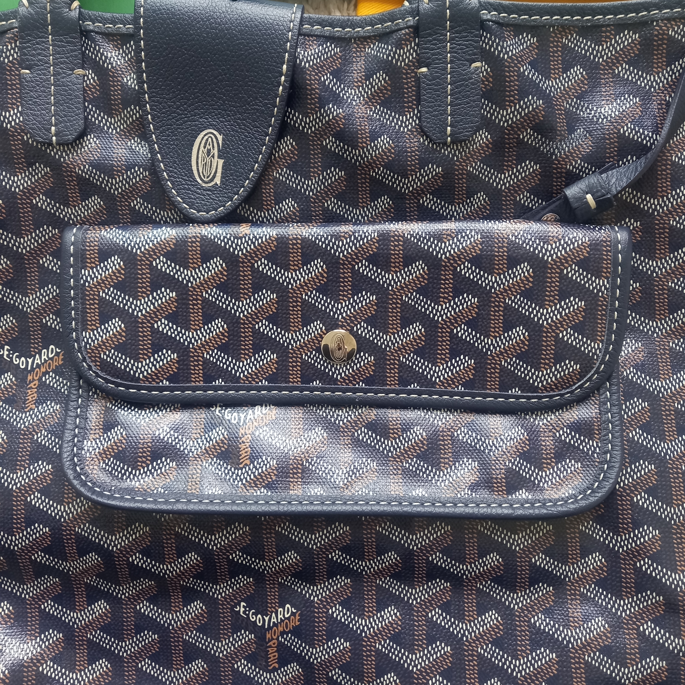 Goyard Saint Louis GM Bag Navy Blue, Goyard Saint Louis PM Bag Navy Blue 착용 스타일 - 3