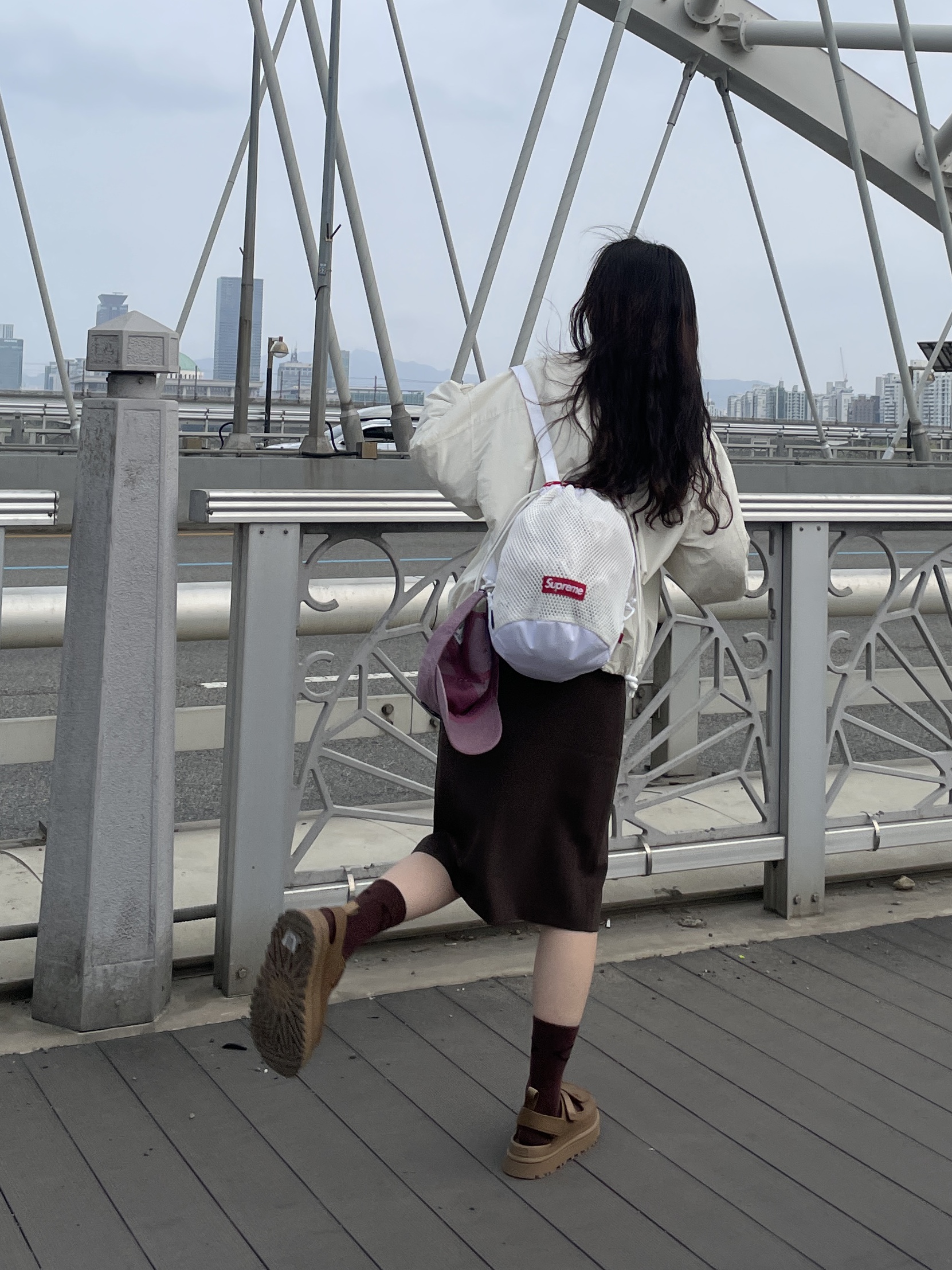 Supreme Mesh Small Backpack White - 23SS, (W) UGG GoldenGlow Bison Brown 착용 스타일 - 1