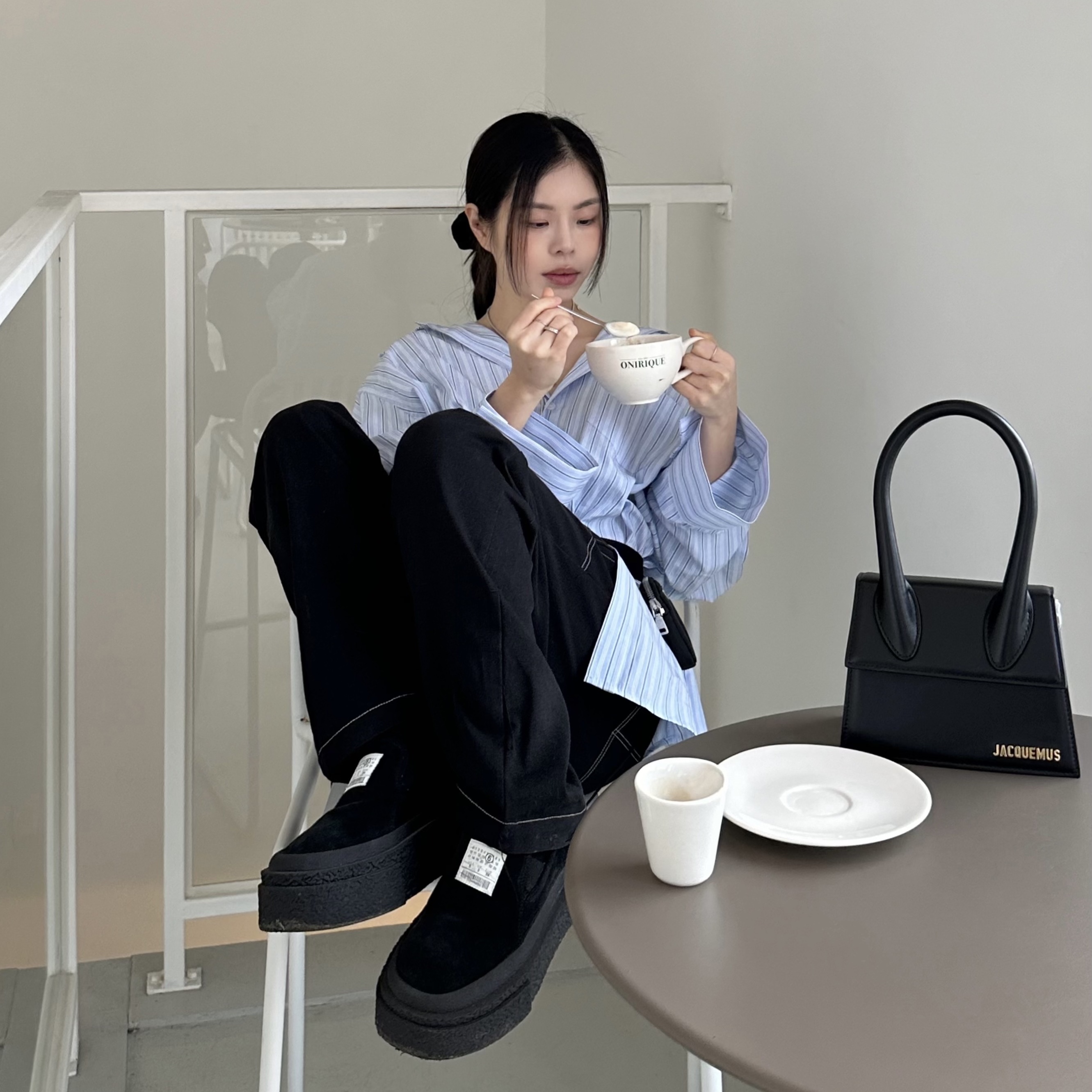 Jacquemus Le Chiquito Moyen Signature Handbag Black 착용 스타일 - 4