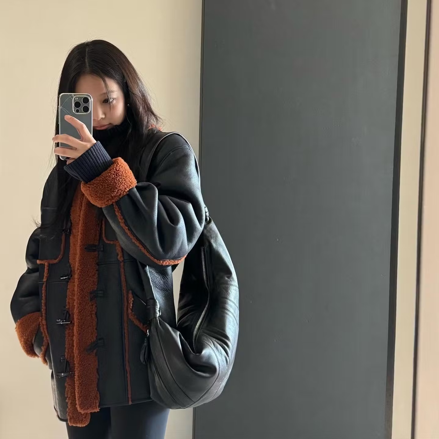 Lemaire Fortune Croissant Bag Soft Nappa Leather Black, Lemaire Large Croissant Bag Soft Nappa Leather Black 착용 스타일 - 6