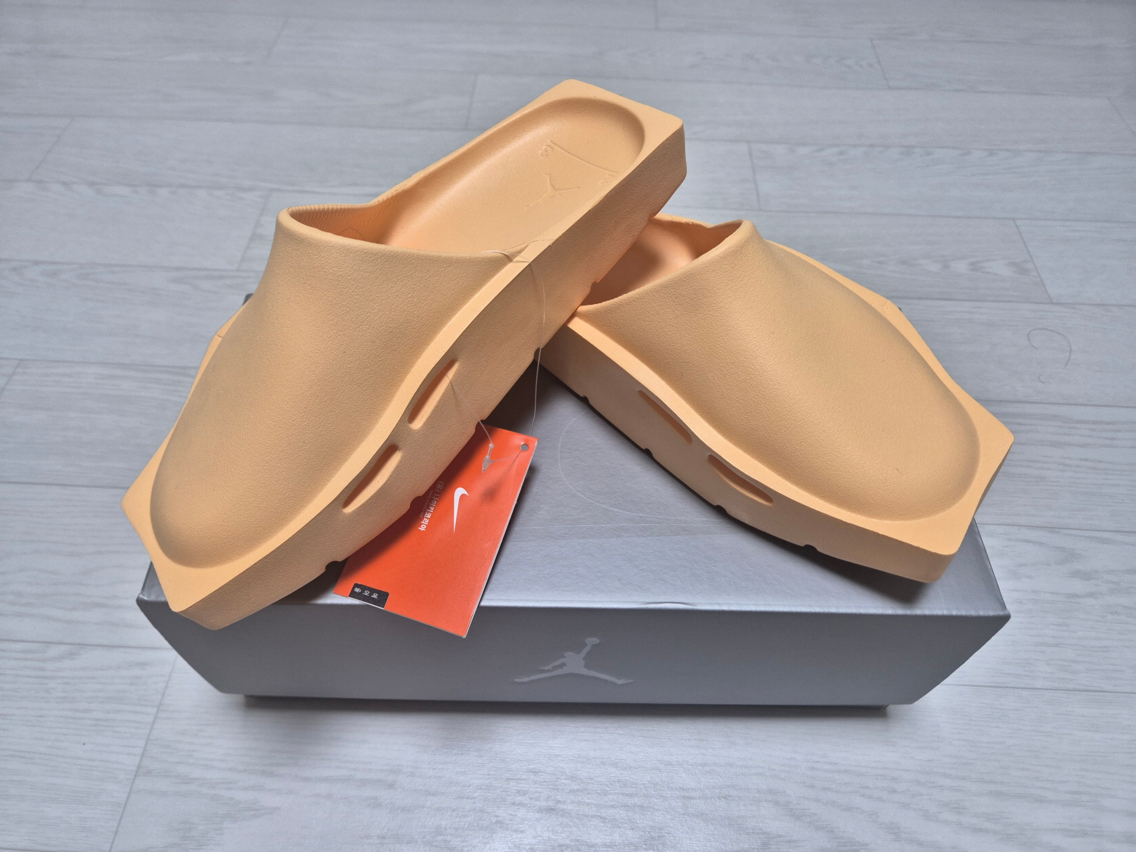 (W) Jordan Hex Mule Celestial Gold 착용 스타일 - 1