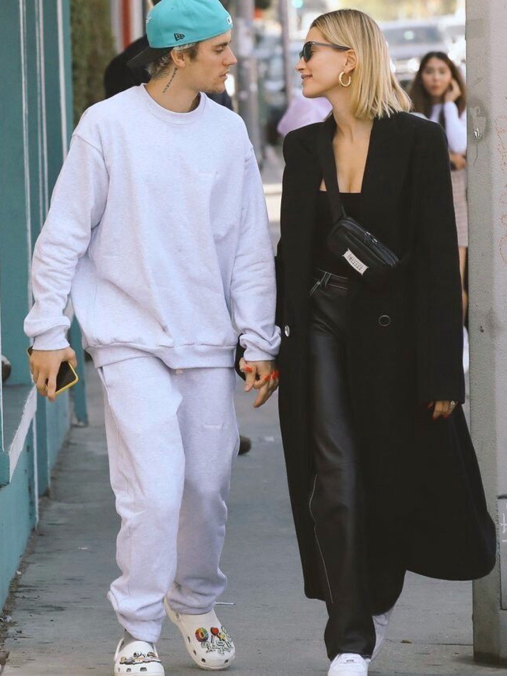 Crocs x Justin Bieber x Drew Classic Clog Canary, Crocs Classic Clog White 착용 스타일 - 2