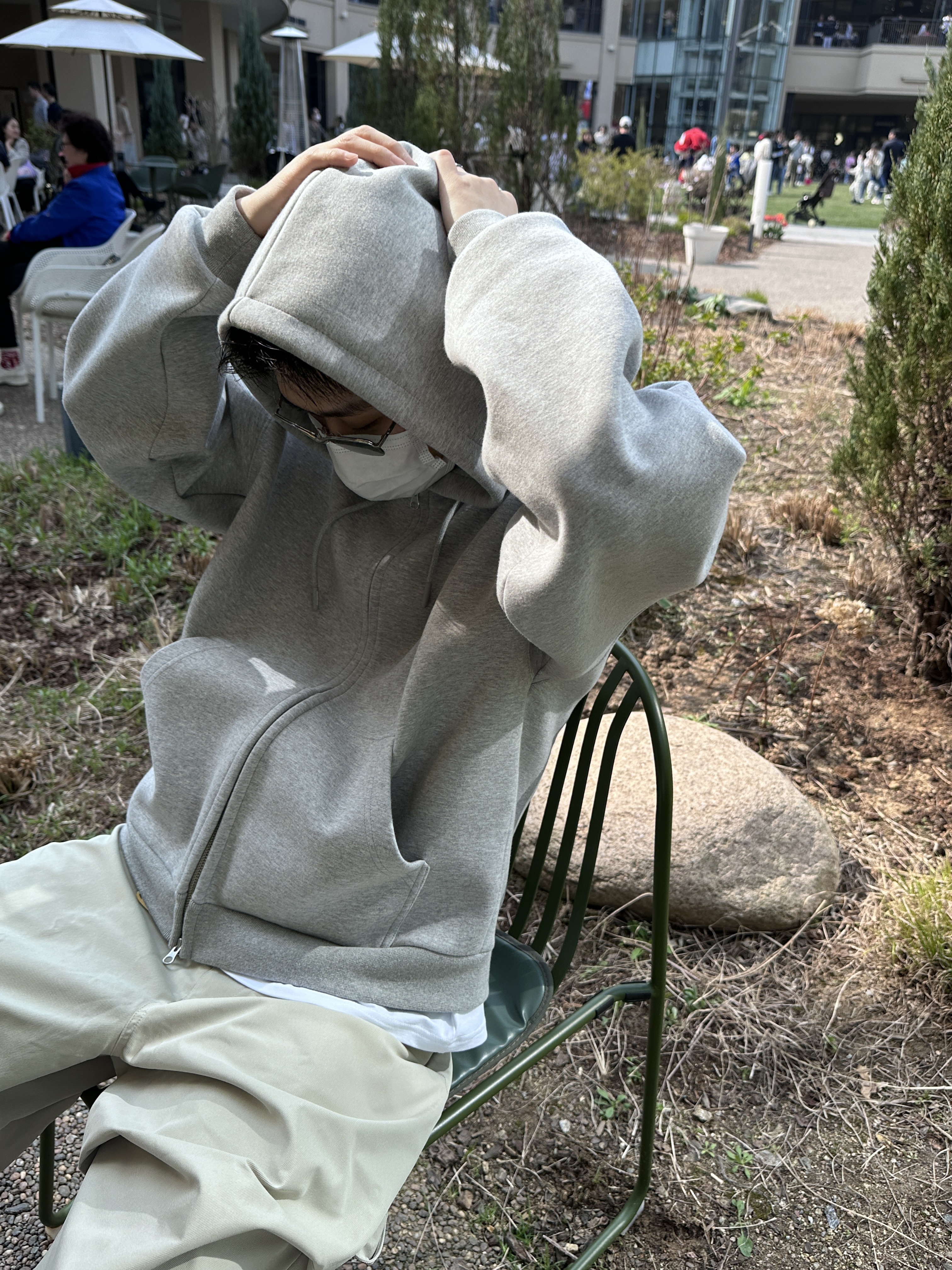 Nonnod Scuba Zip Hoodie Grey, Nonnod Alpine Carpenter Shorts Beige 착용 스타일 - 3