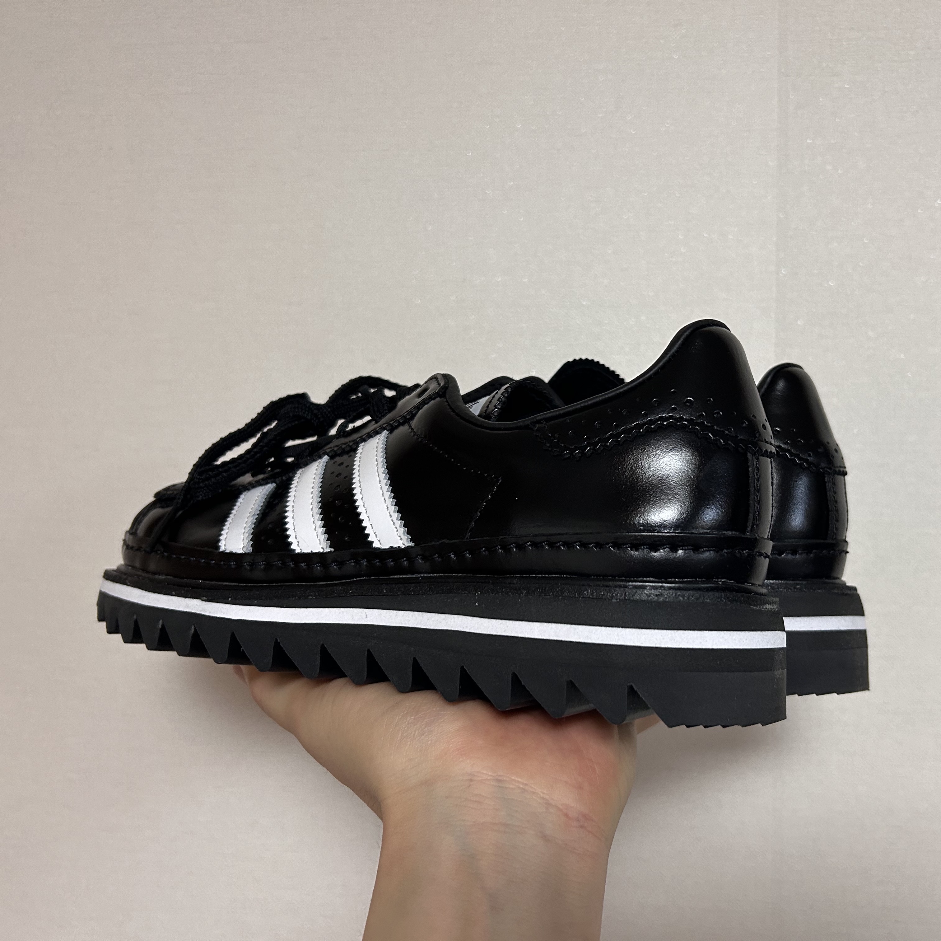 Adidas x Clot Superstar Core Black Cloud White 착용 스타일 - 4
