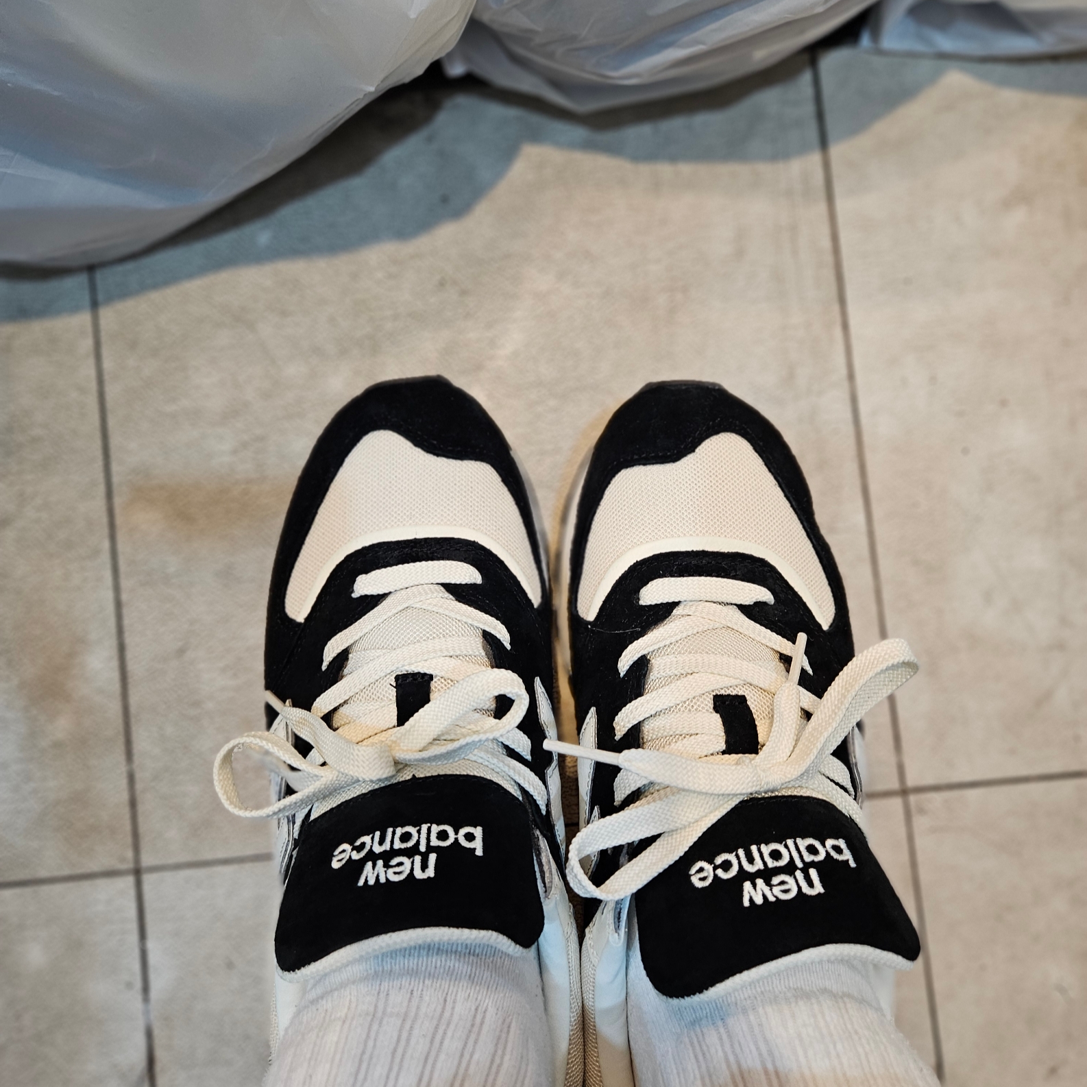 New Balance 574 Legacy Black Angora 착용 스타일