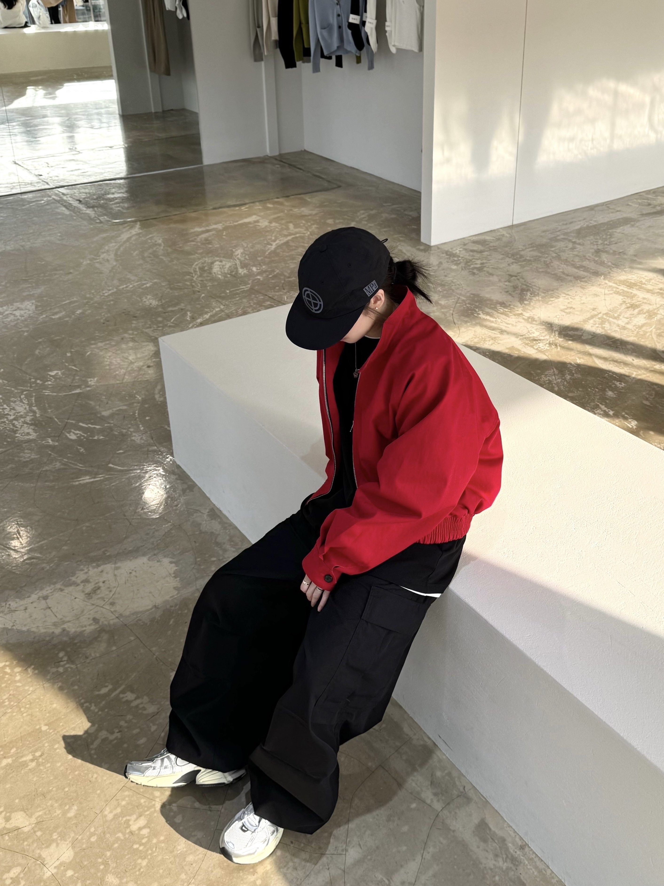Nike V2K Run Summit White Metallic Silver 착용 스타일 - 1