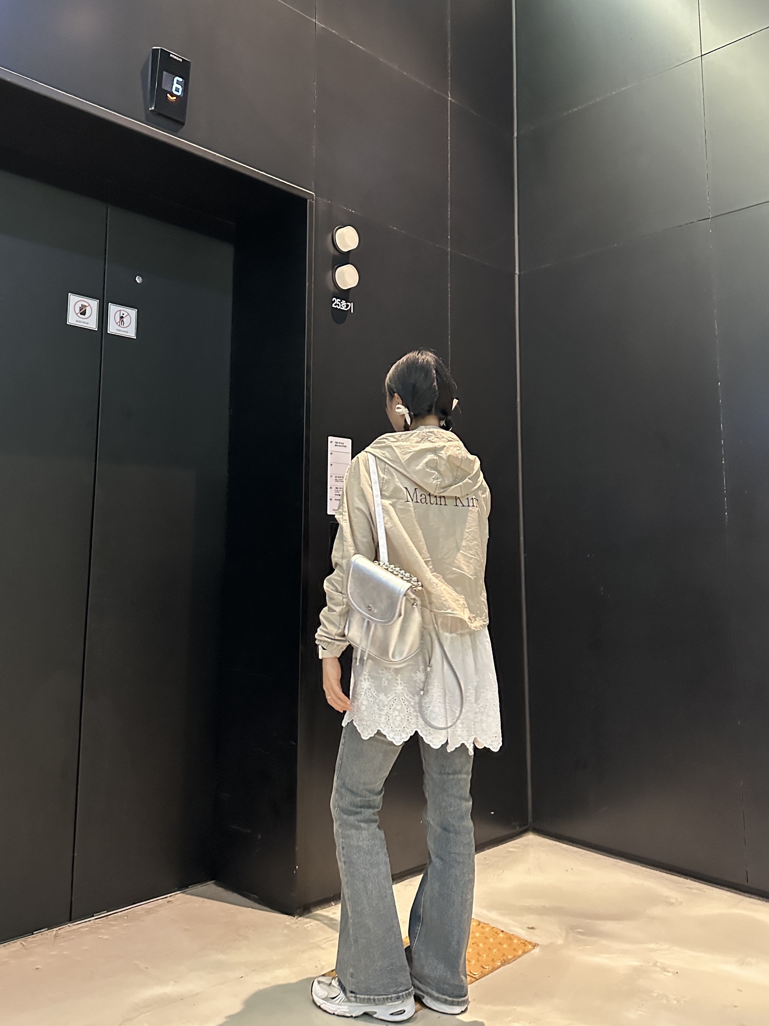 (W) Matin Kim Matin Crop Hoody Coating Jumper Beige, New Balance 530 White 착용 스타일 - 2