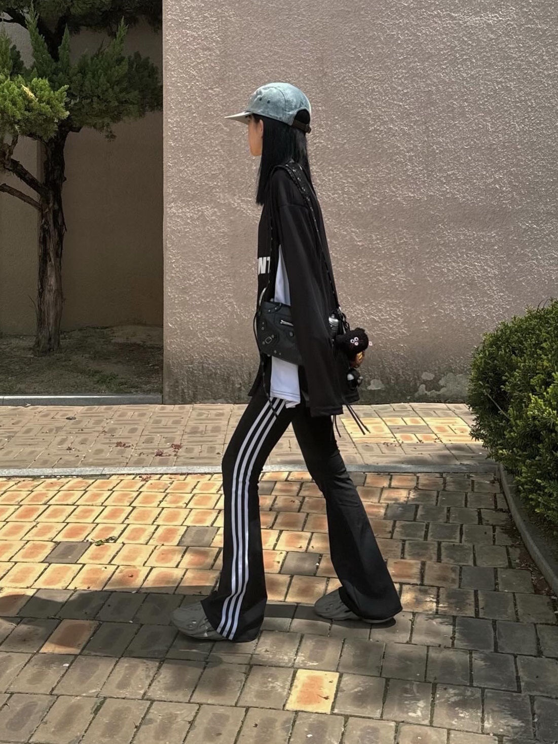 Adidas Yeezy Foam RNNR Stone Sage, Balenciaga Le Cagole XS Flap Bag Metallized in Metalic Grey 착용 스타일 - 1