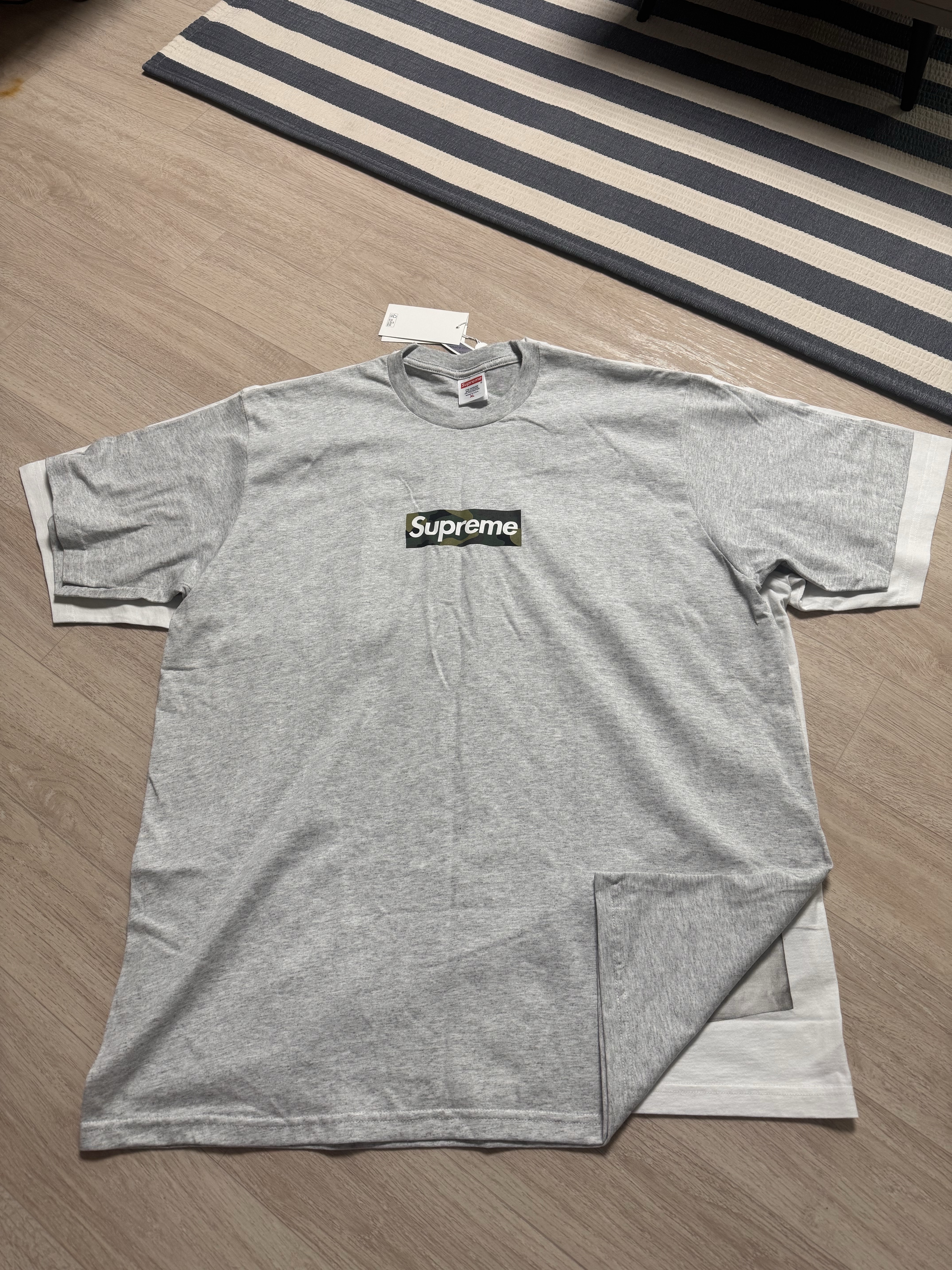 Supreme Play Dead T-Shirt White - 22FW, Supreme x MM6 Maison Margiela Box Logo T-Shirt White - 24SS 착용 스타일 - 3