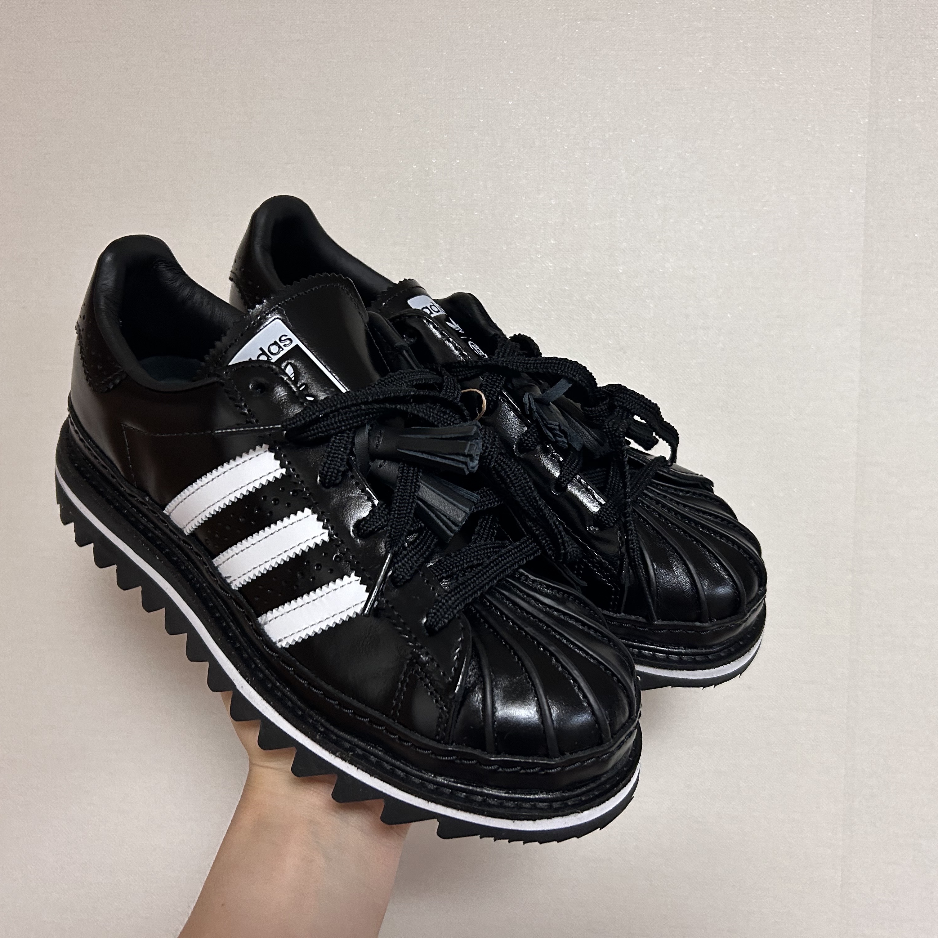 Adidas x Clot Superstar Core Black Cloud White 착용 스타일 - 2