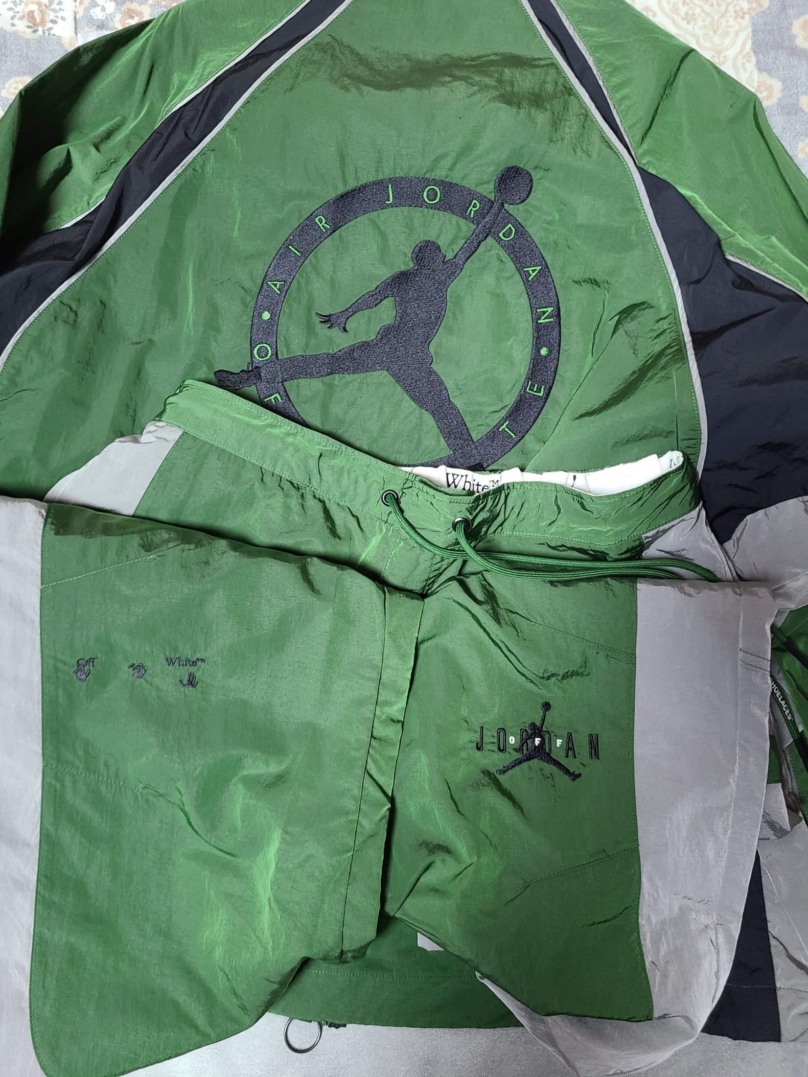 Jordan x Off-White Track Top Forest Green - US/EU, Jordan x Off-White Track Pants Forest Green - Asia 착용 스타일 - 1