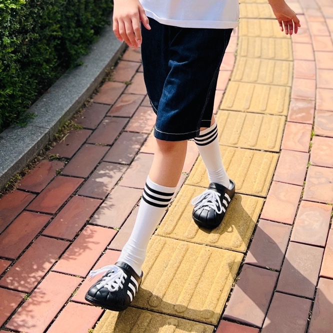 Adidas Adilette Clog Black White 착용 스타일 - 1