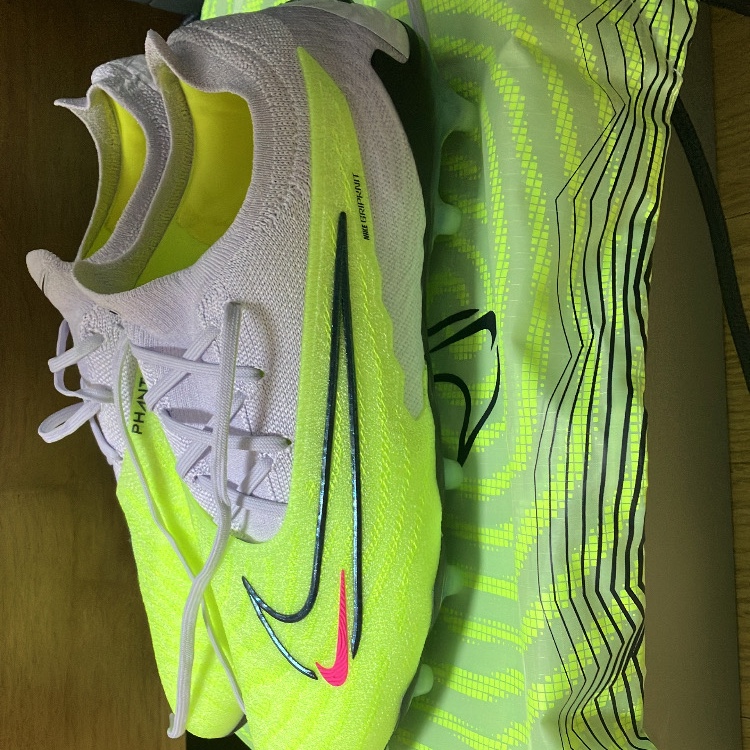Nike Gripknit Phantom GX Elite AG Pro Barely Volt 착용 스타일