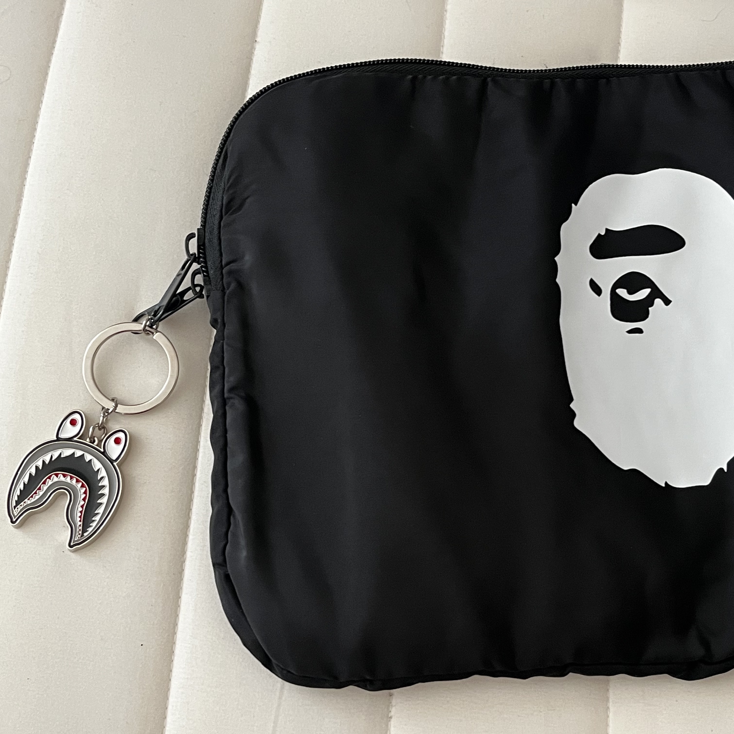 BAPE Shark Metal Keychain Black 착용 스타일