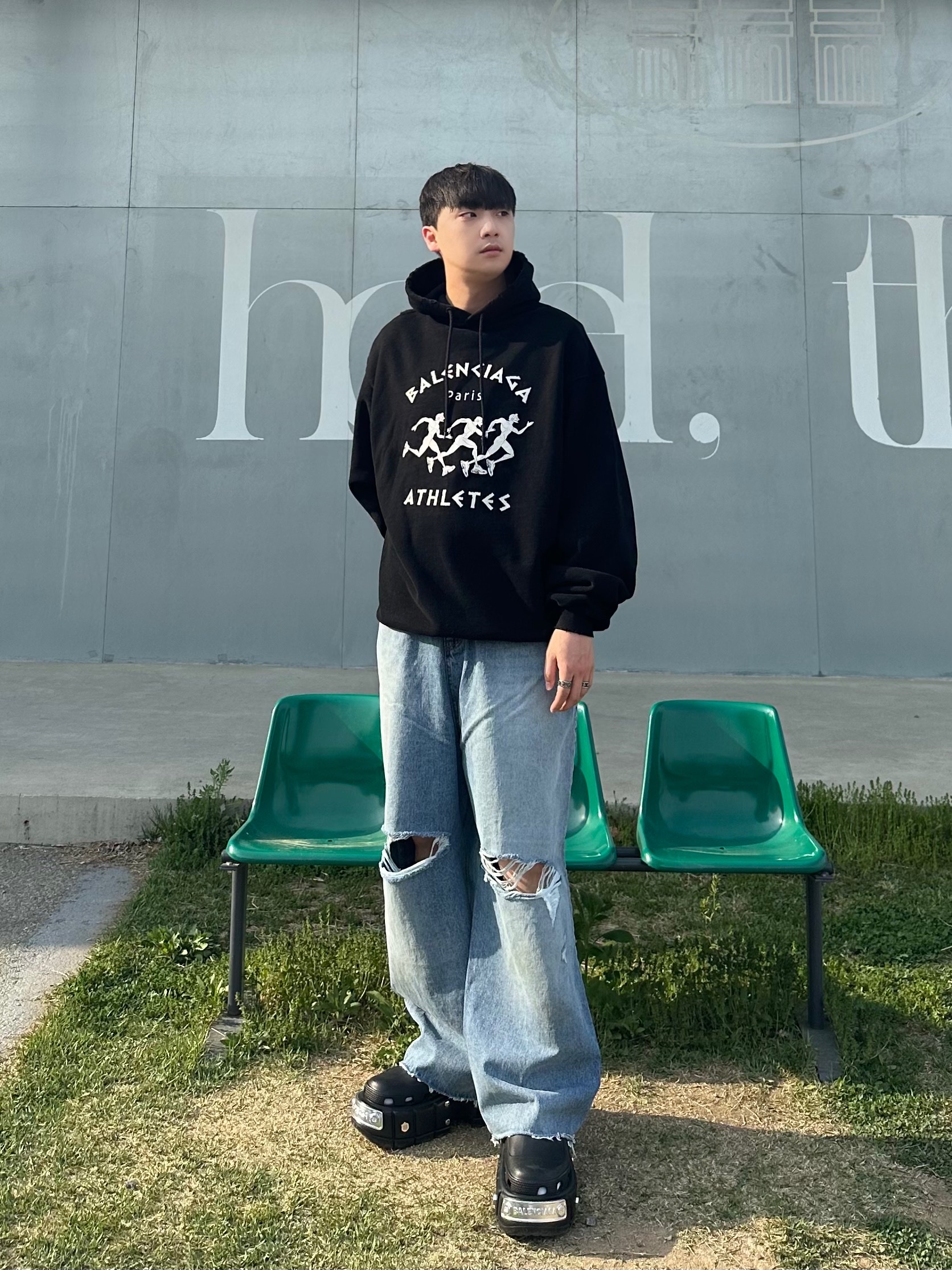 (W) Balenciaga x Crocs Mule Black 착용 스타일 - 1